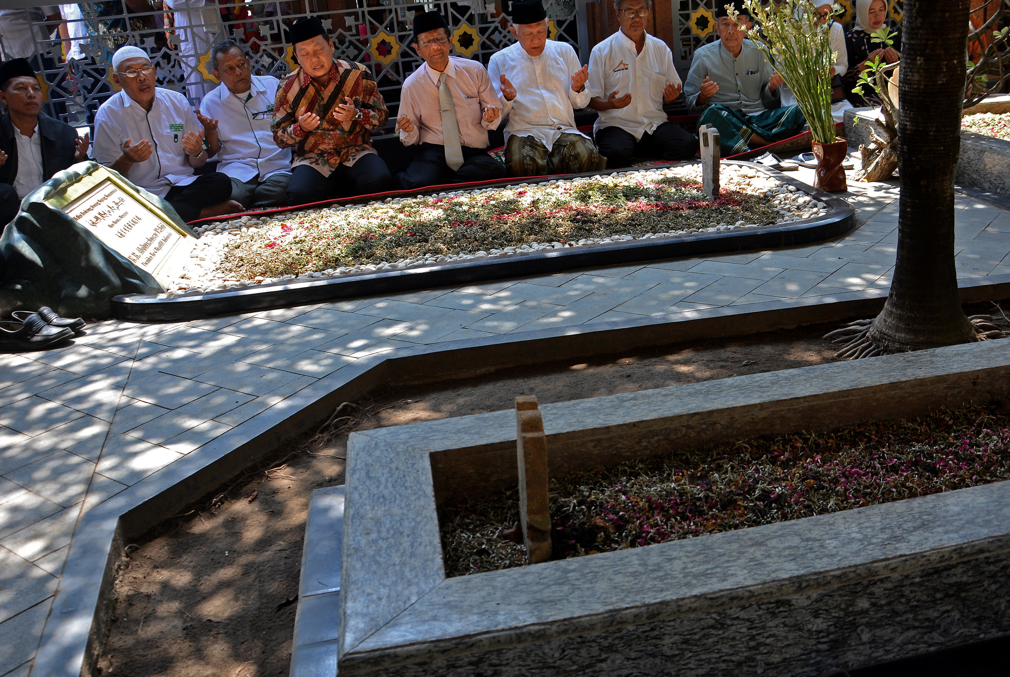 Menteri Koordinator Bidang Politik, Hukum dan Keamanan (Menkopolhukam) Mahfud MD (tengah) ziarah makam Presiden RI ke 4 Abdurrahman Wahid