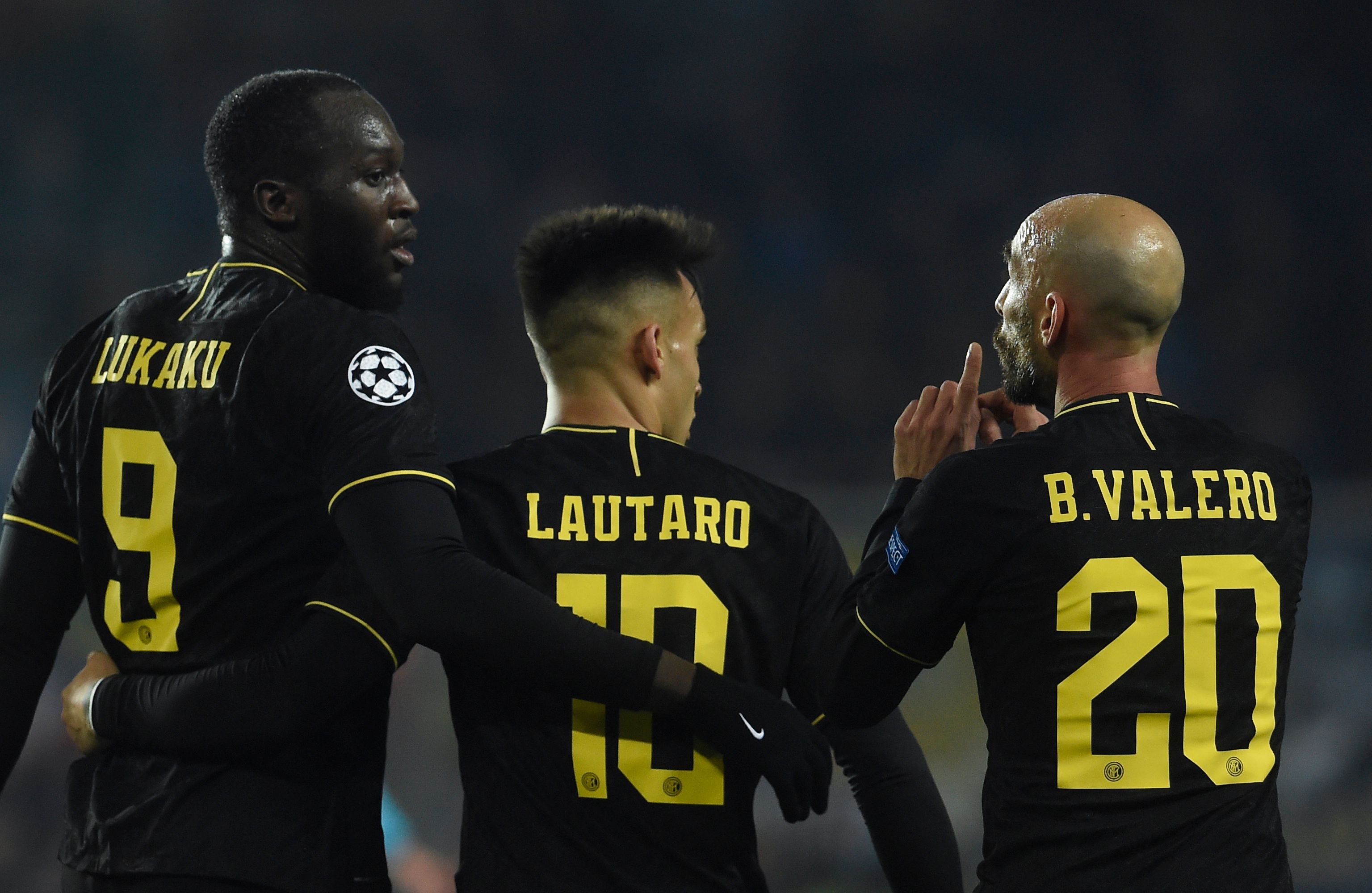 Trio pemain Inter Milan Romelu Lukaku, Lautaro Martinez, dan Borja Valero merayakan gol ke gawang Slavia Praha.