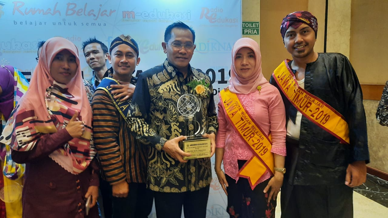 Pelaksana Tugas Kepala Dinas Pendidikan Provinsi Jatim Hudiyono menerima penghargaan kategori madya Anugerah Kihajar 2019 di Jakarta