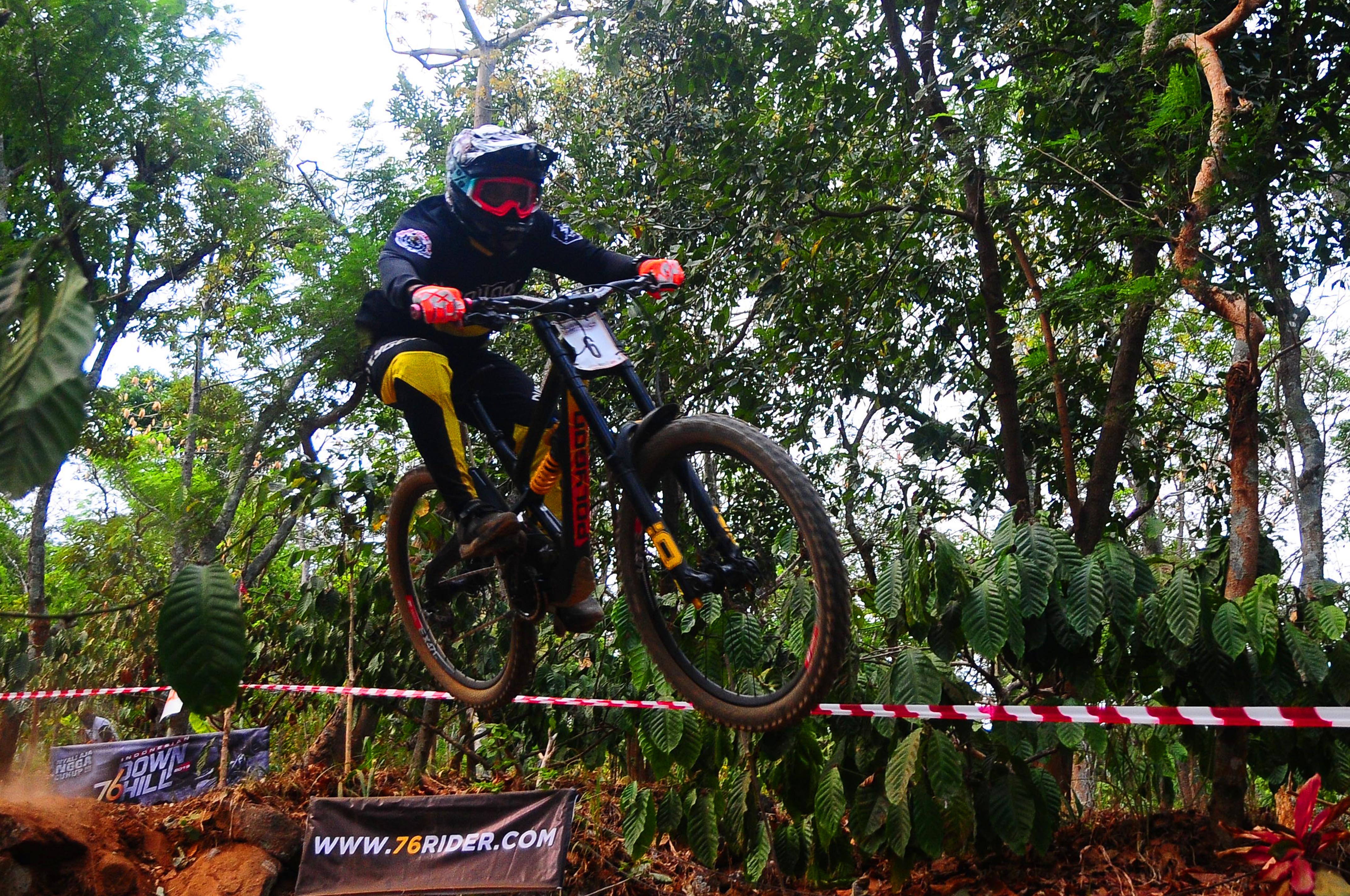 Pembalap sepeda Yavento Ditra berlaga di sebuah kejuaraan. Nomor downhill putra menjadi andalan Indonesia di SEA Games 2019.