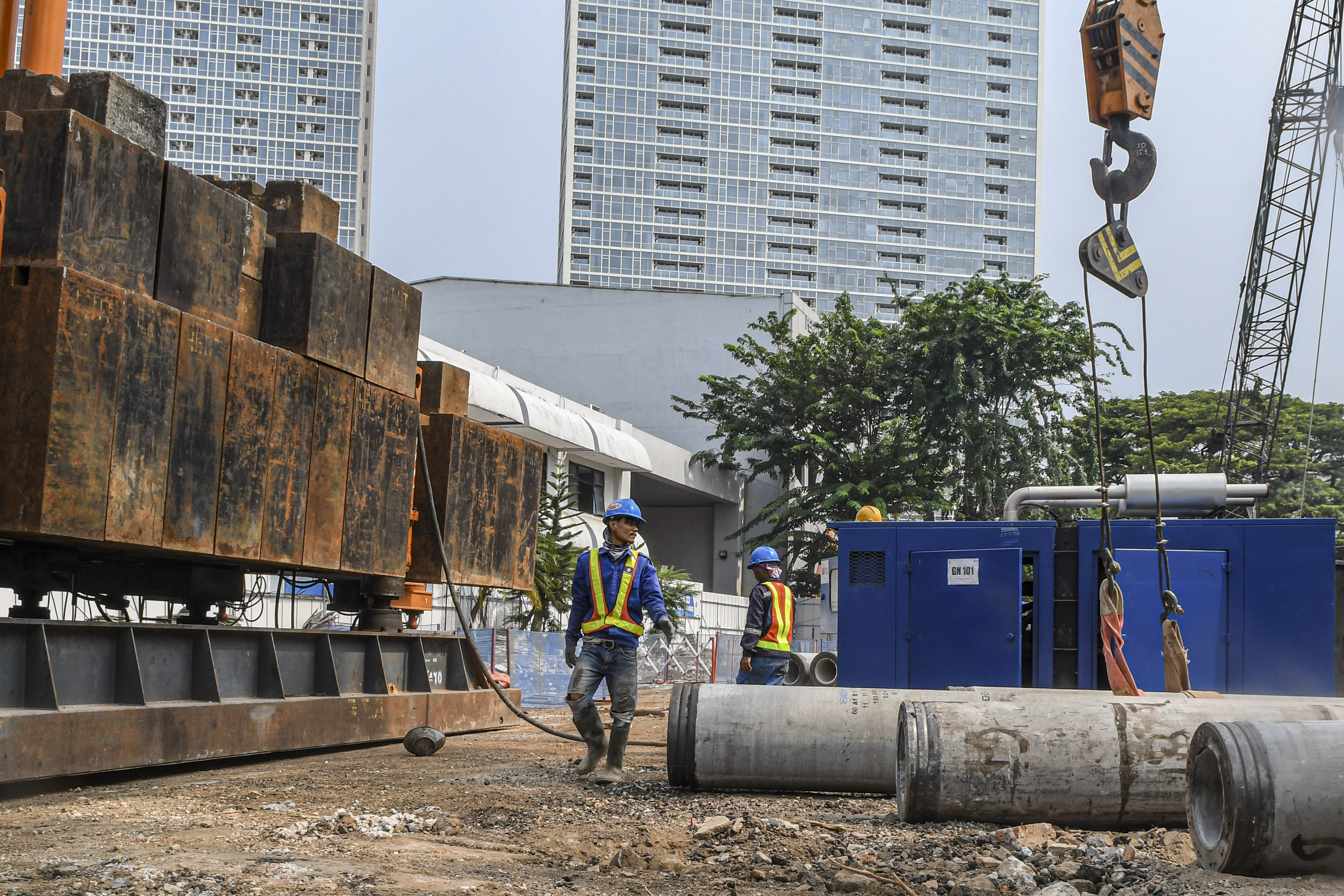  Pekerja menyelesaikan pembangunan revitalisasi kawasan Taman Ismail Marzuki (TIM) di Jakarta, Senin (25/11/2019)
