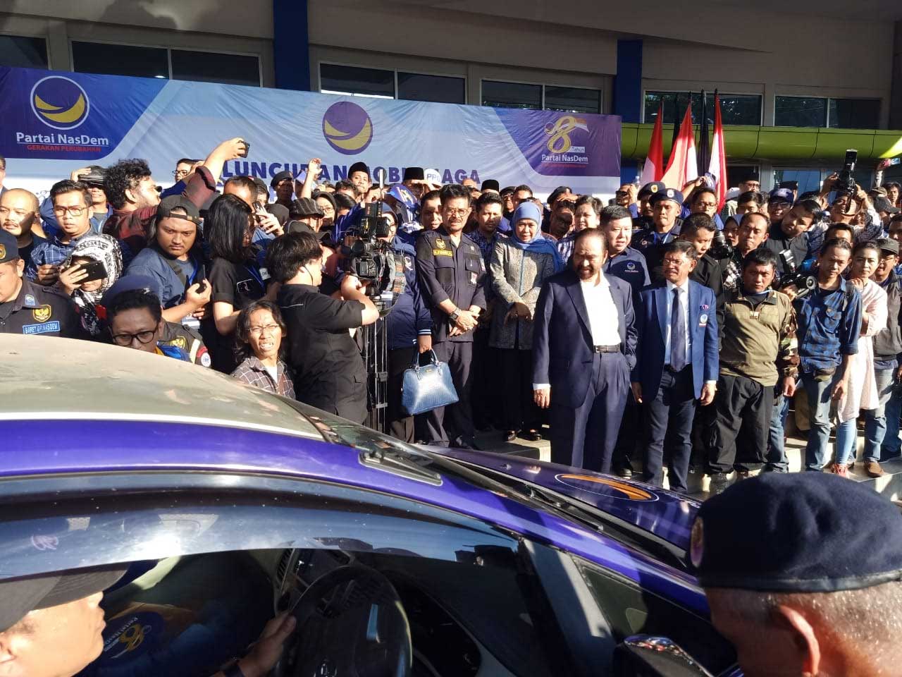 Ketua Umum DPP Partai NasDem Surya Paloh didampingi sejumlah pengurus DPP meluncurkan mobil siaga sebanyak 157.