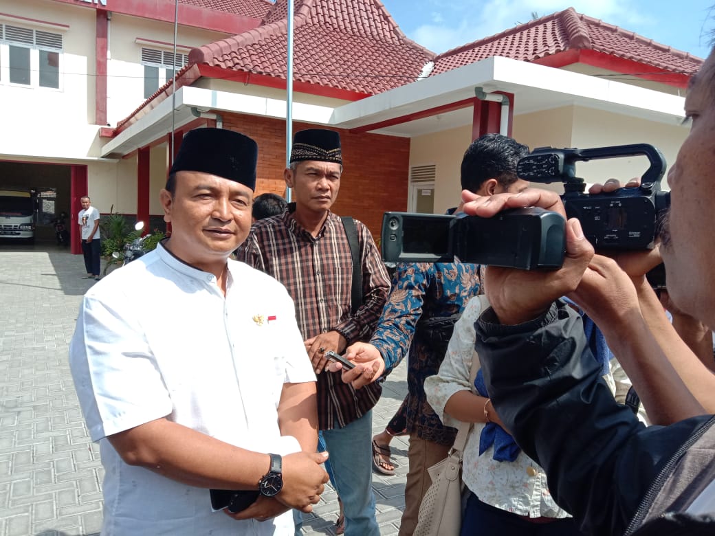 Ketua Gerbang Bintang Selatan, Minarta Gendut (kiri),  menegaskan warga menolak Cawabuop dari luar Kulonprogo