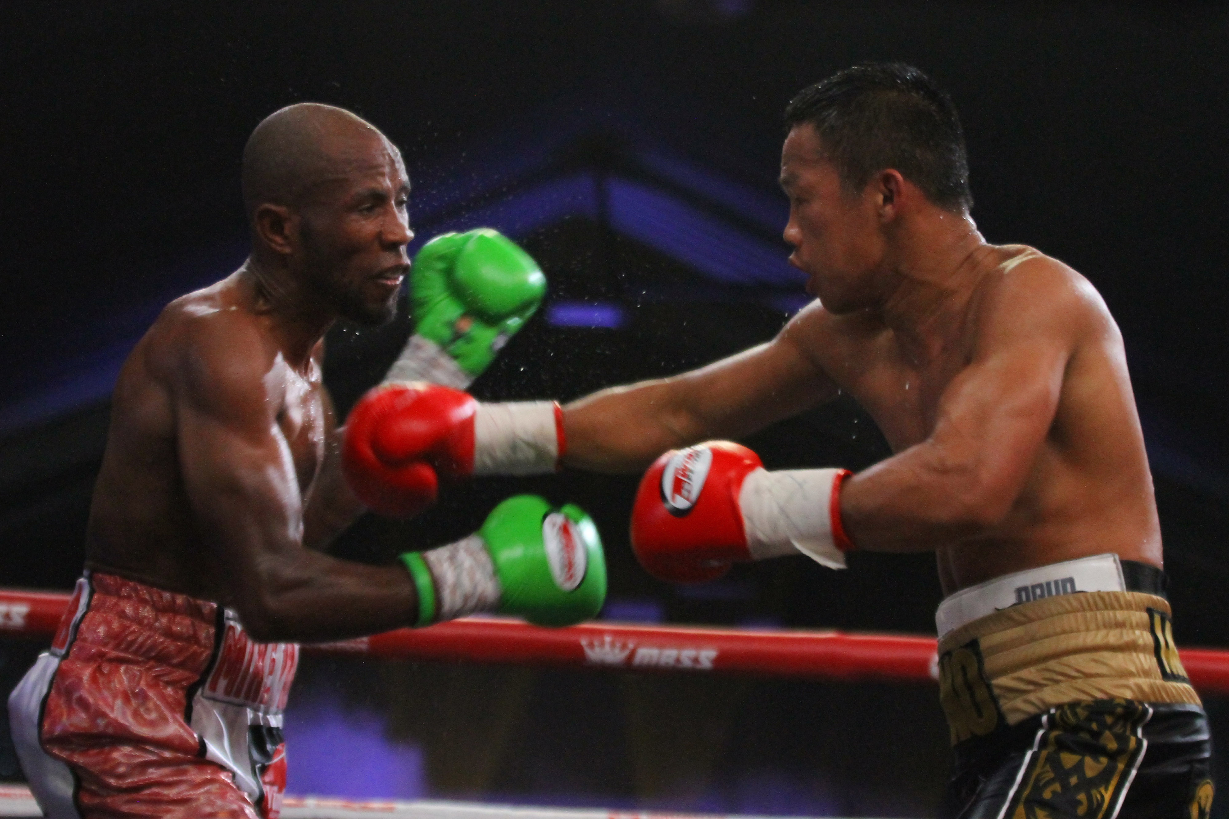 Petinju Indonesia Daud Yordan saat berhadapan dengan Michael Mokoena