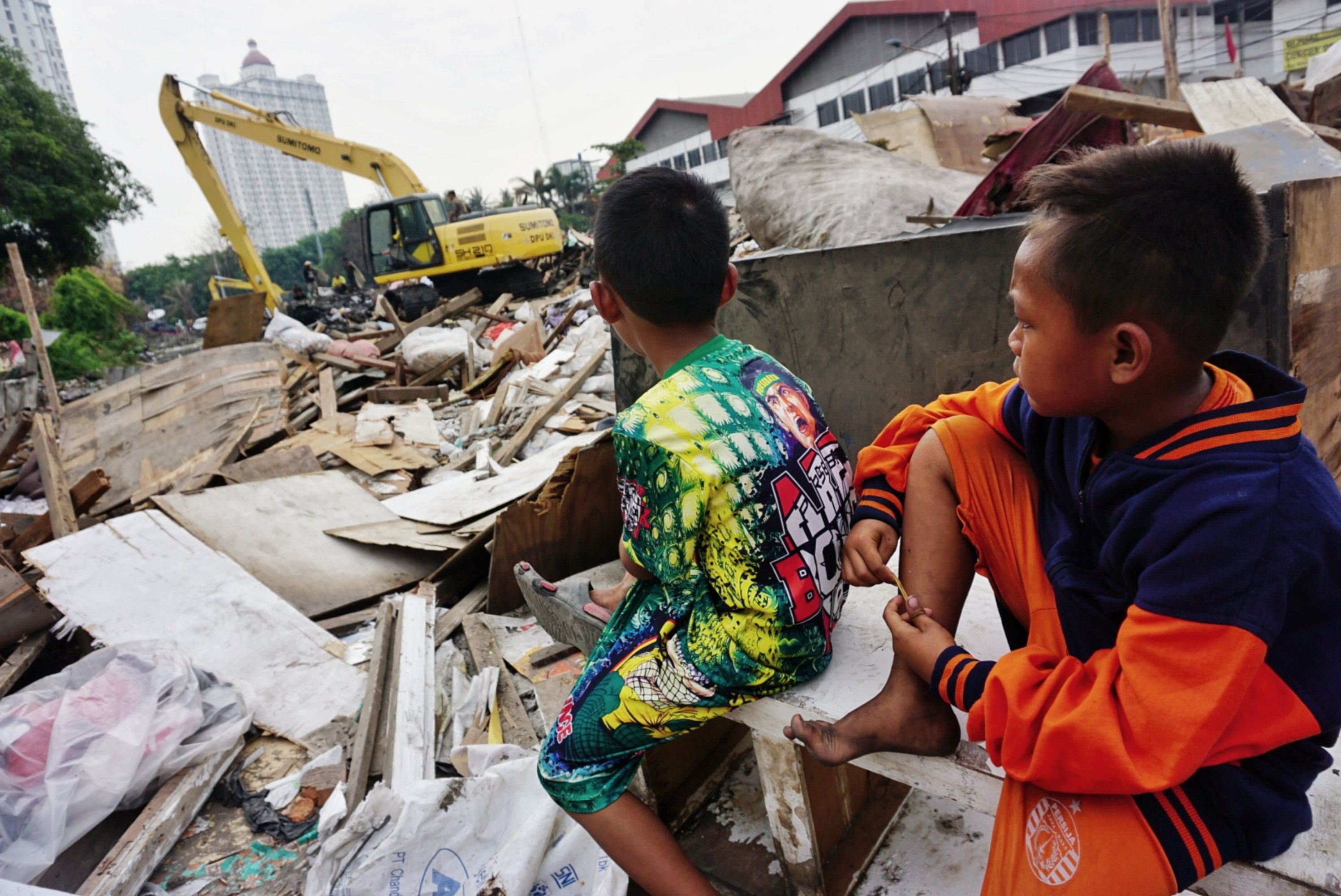 Anak-anak penghuni bangunan semipermanen di Sunter melihat alat berat milik Pemkot Jakarta Utara menghancurkan kediaman mereka.