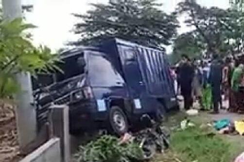 Mobil Boks Tabrak Sepeda Motor, Empat Meninggal