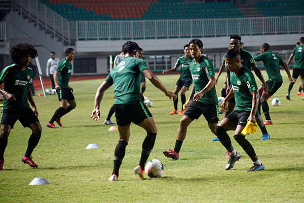 Para pesepak bola Timnas Senior sedang melakukan sesi latihan