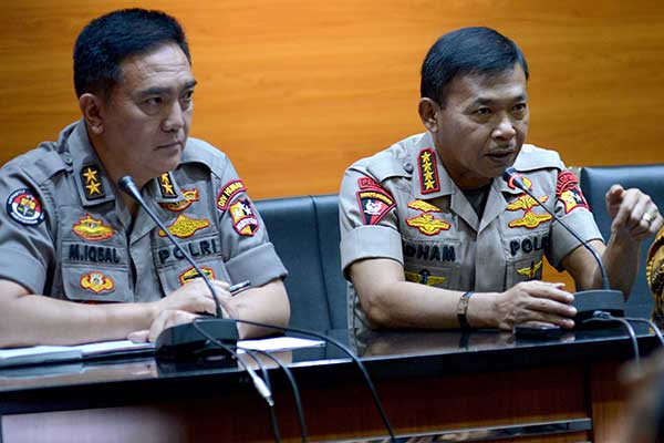 Kapolri Jenderal Pol Idham Azis (tengah) didampingi Kadiv Humas Polri Irjen Pol M. Iqbal (kiri).