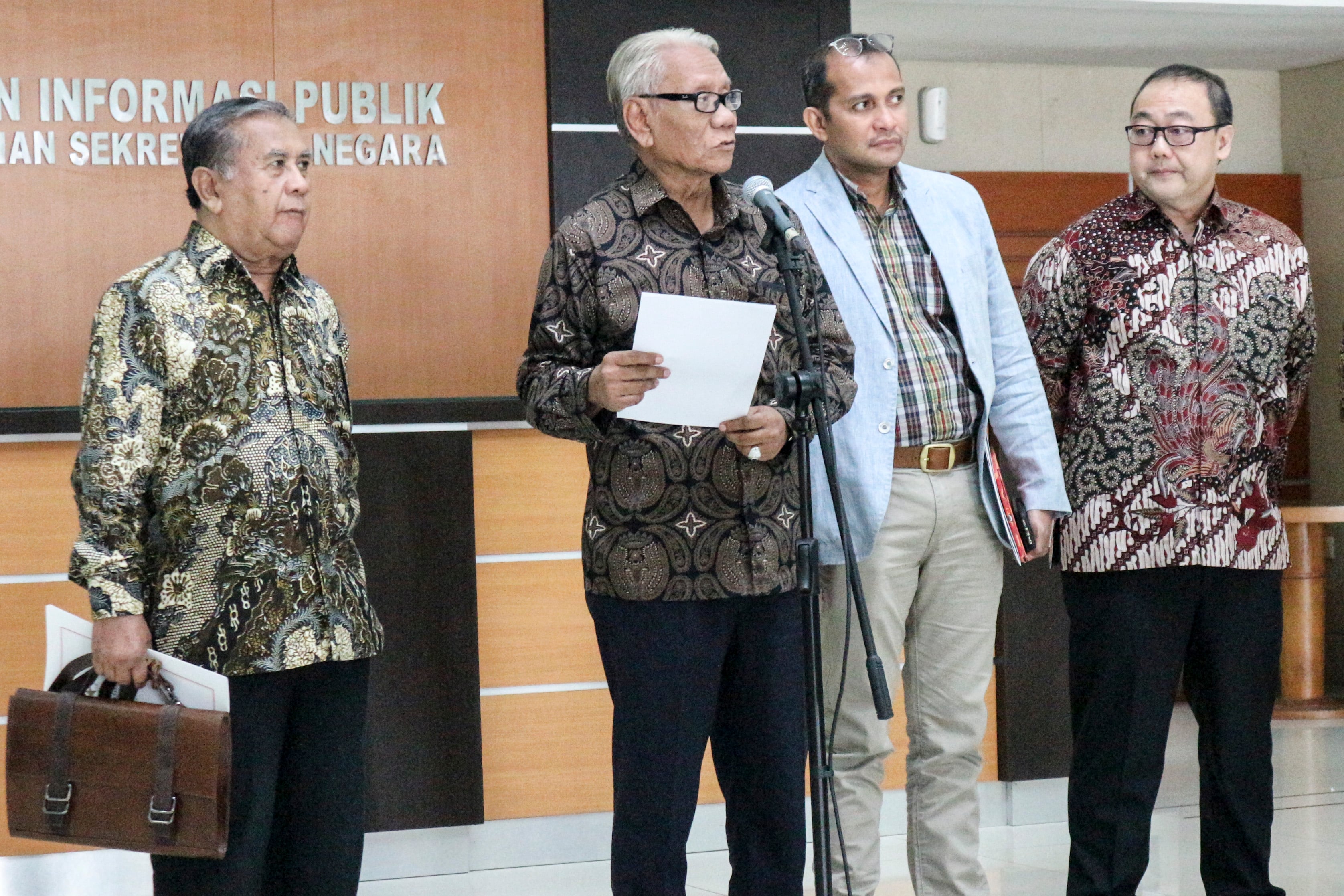 Pansel calon hakim MK (dari kiri) Maruarar Siahaan, Harjono, Edward Omar Sharif Hiariej (kedua kanan) dan Alexander Lay