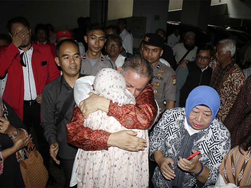 Terdakwa kasus suap proyek PLTU Riau-1 Sofyan Basir (batik merah) dipeluk kerabat dan keluarga seusai menjalani sidang vonis bebas.