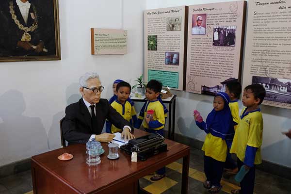 Ilustrasi -- Para siswa berfoto dengan Patung Prof Sardjito di Museum Universitas Gadjah Mada, Yogyakarta