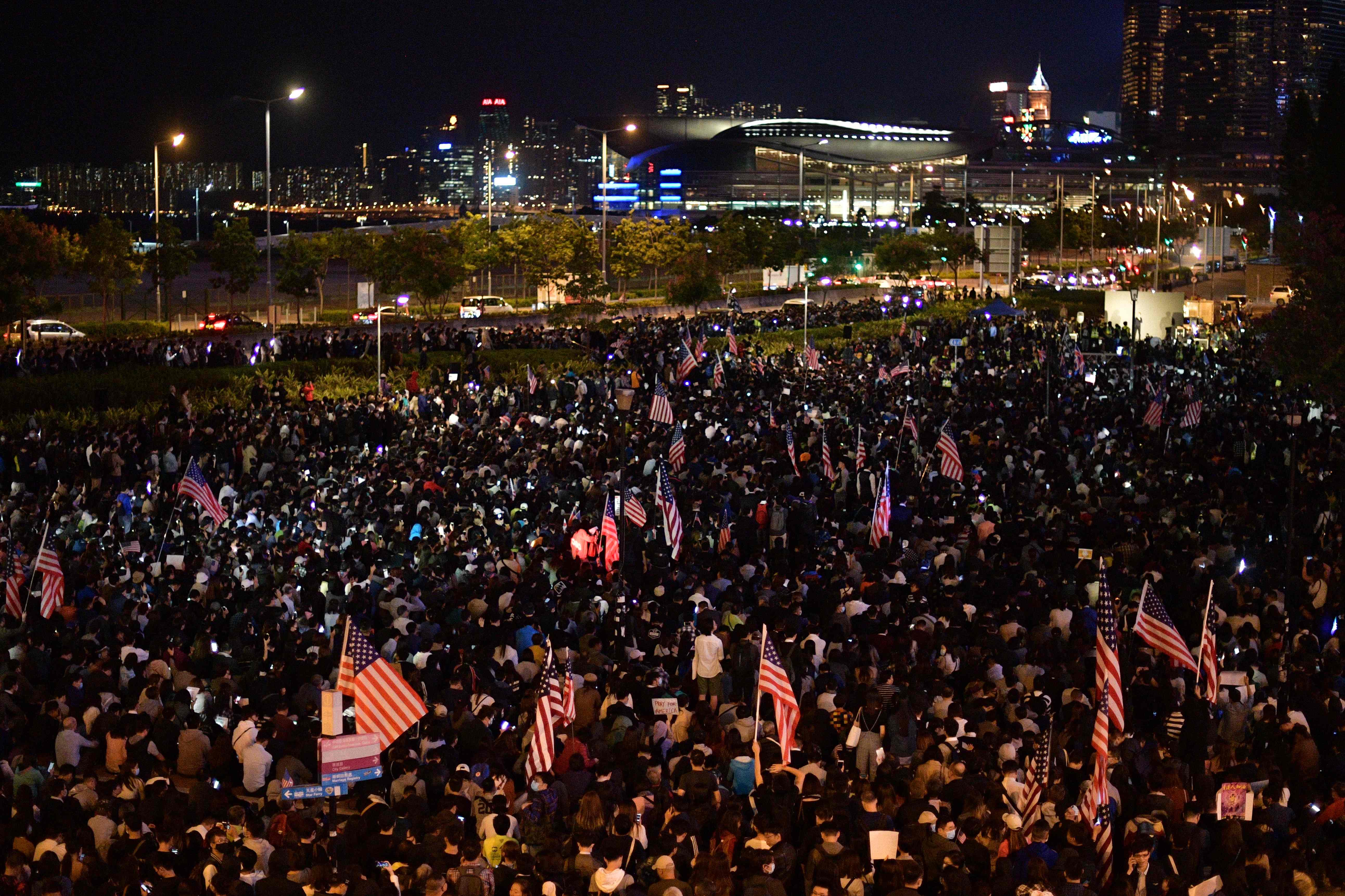 Demonstran Hong Kong mengibarkan bendera AS sebagai ungkapan terima kasih setelah negara itu merilis UU yang mendukung aksi mereka.