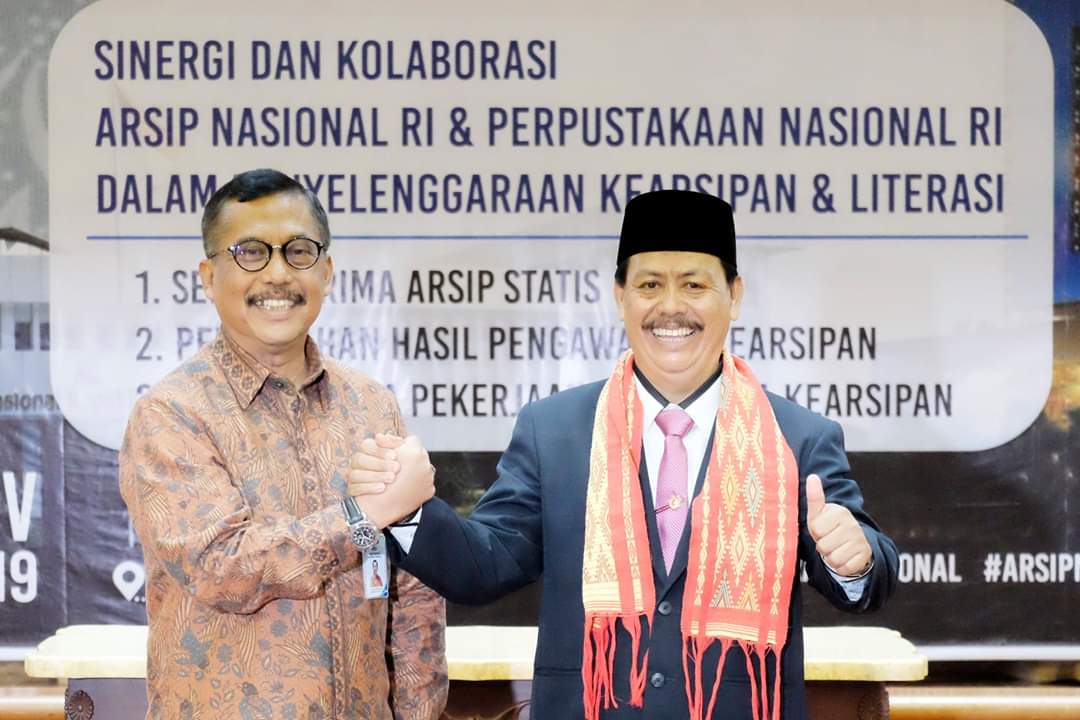 Kepala Perpustakaan Nasional  (Perpusnas ) Muhammad Syarif Bando (kanan) dan Plt. Kepala ANRI, M. Taufik.