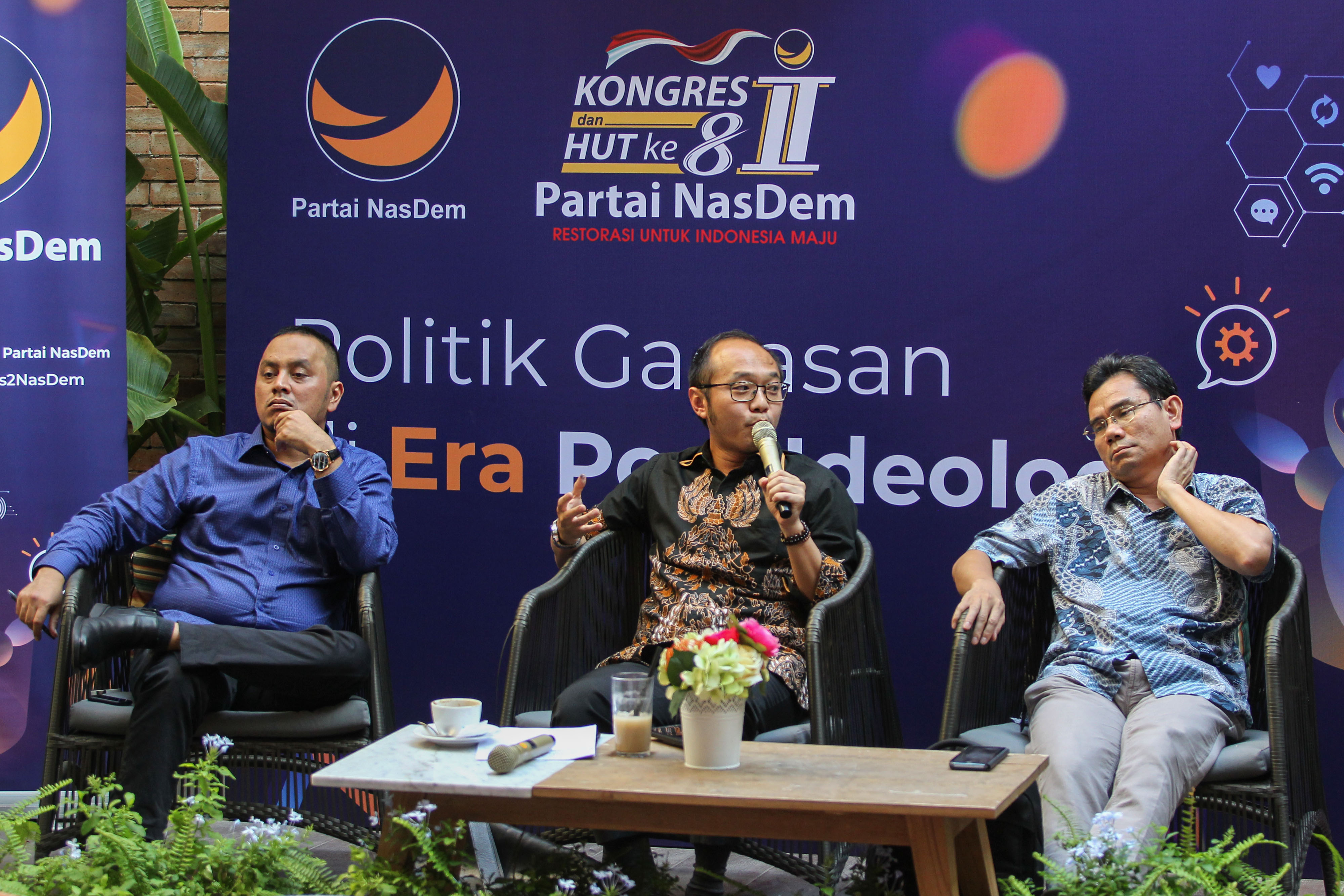 (ki-ka) Anggota DPR-RI Fraksi Partai NasDem Willy Aditnya, pengamat politik Yunarto Wijaya, dan dosen Universitas Paramadina Djayadi Hanan