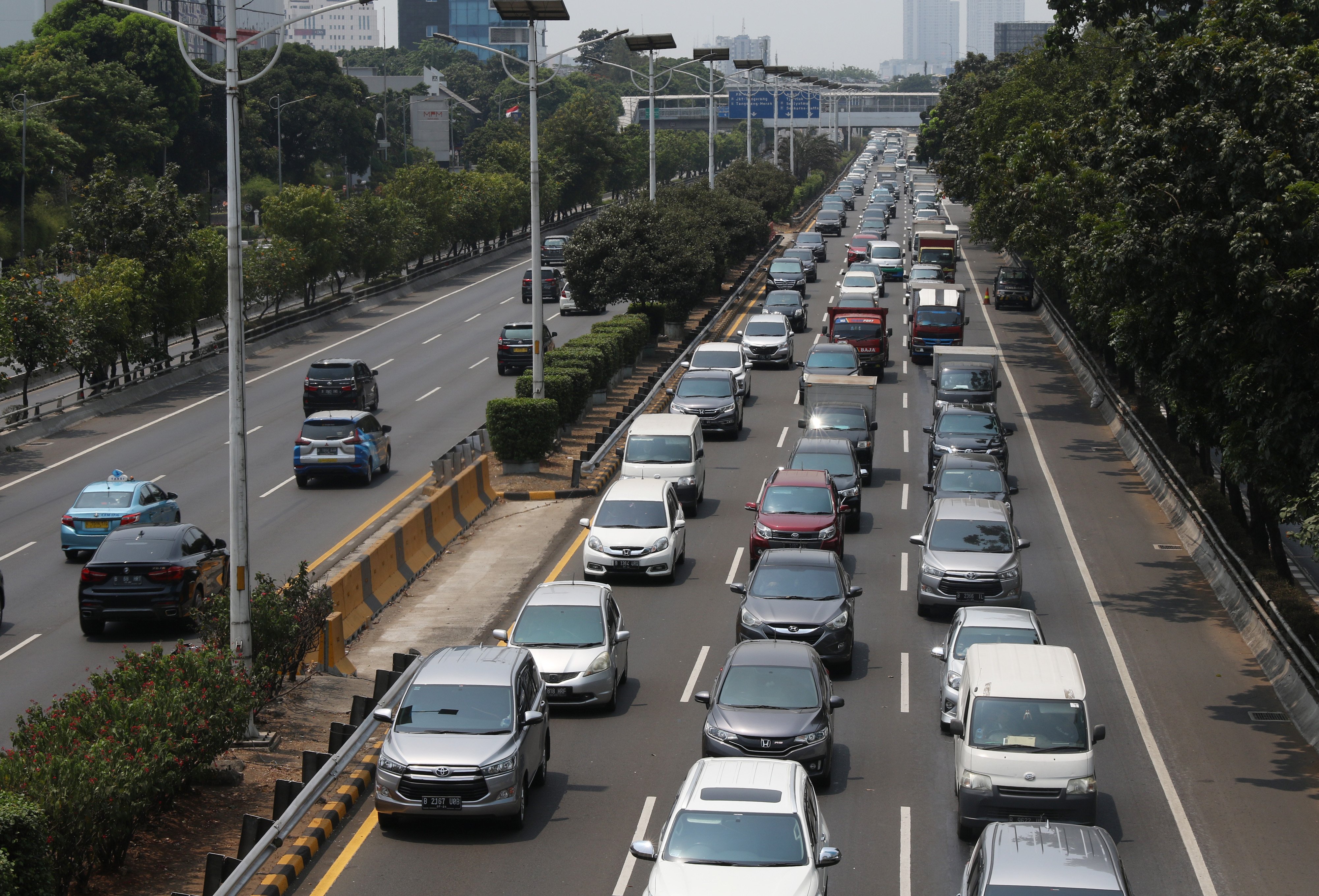 Kendaraan terjebak kemacetan saat melintasi Tol Dalam Kota arah Jalan Gatot Subroto, Jakarta.