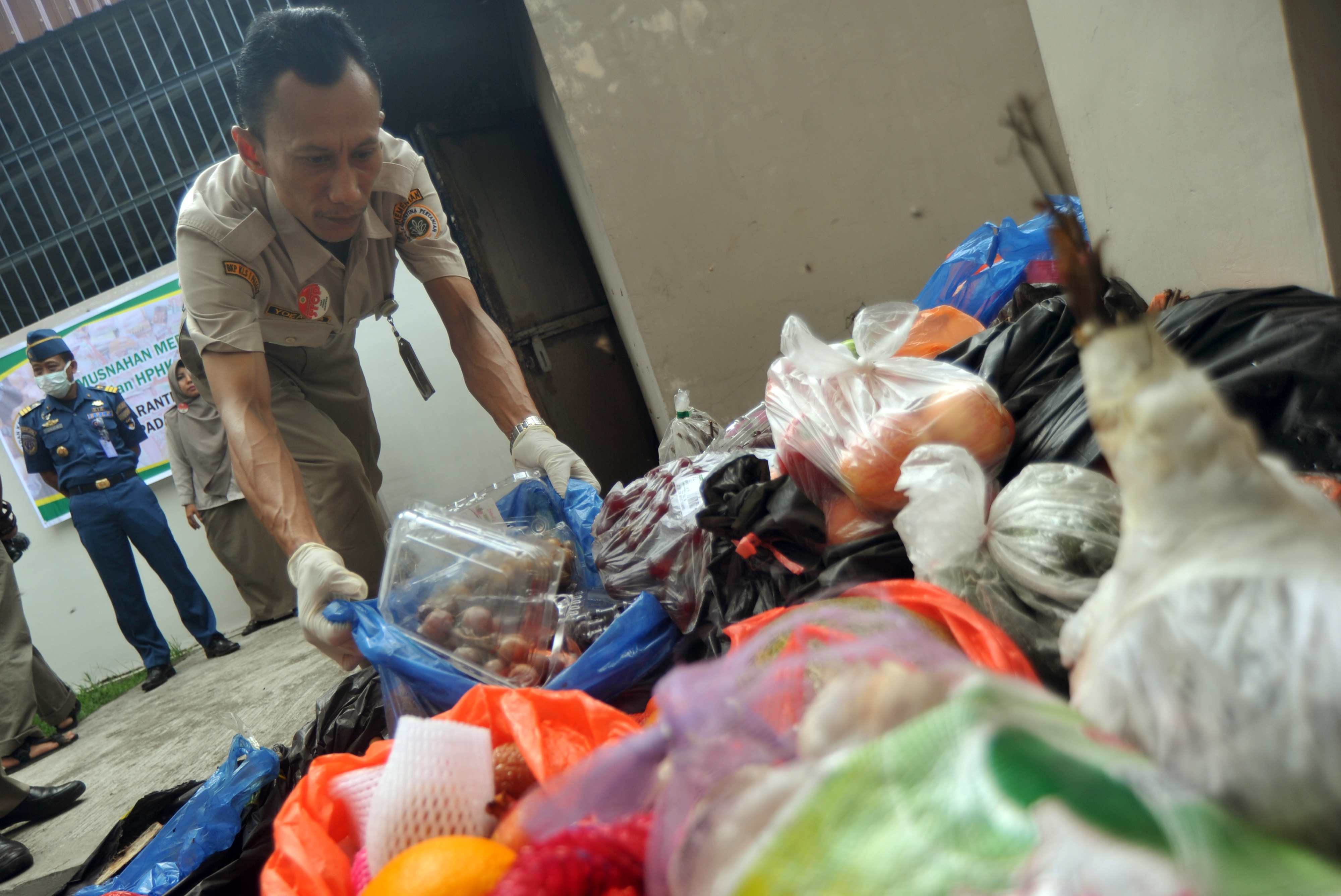 Petugas memusnahkan komoditas pertanian ilegal dengan cara dibakar, di Balai Karantina Pertanian Kelas I Padang, 