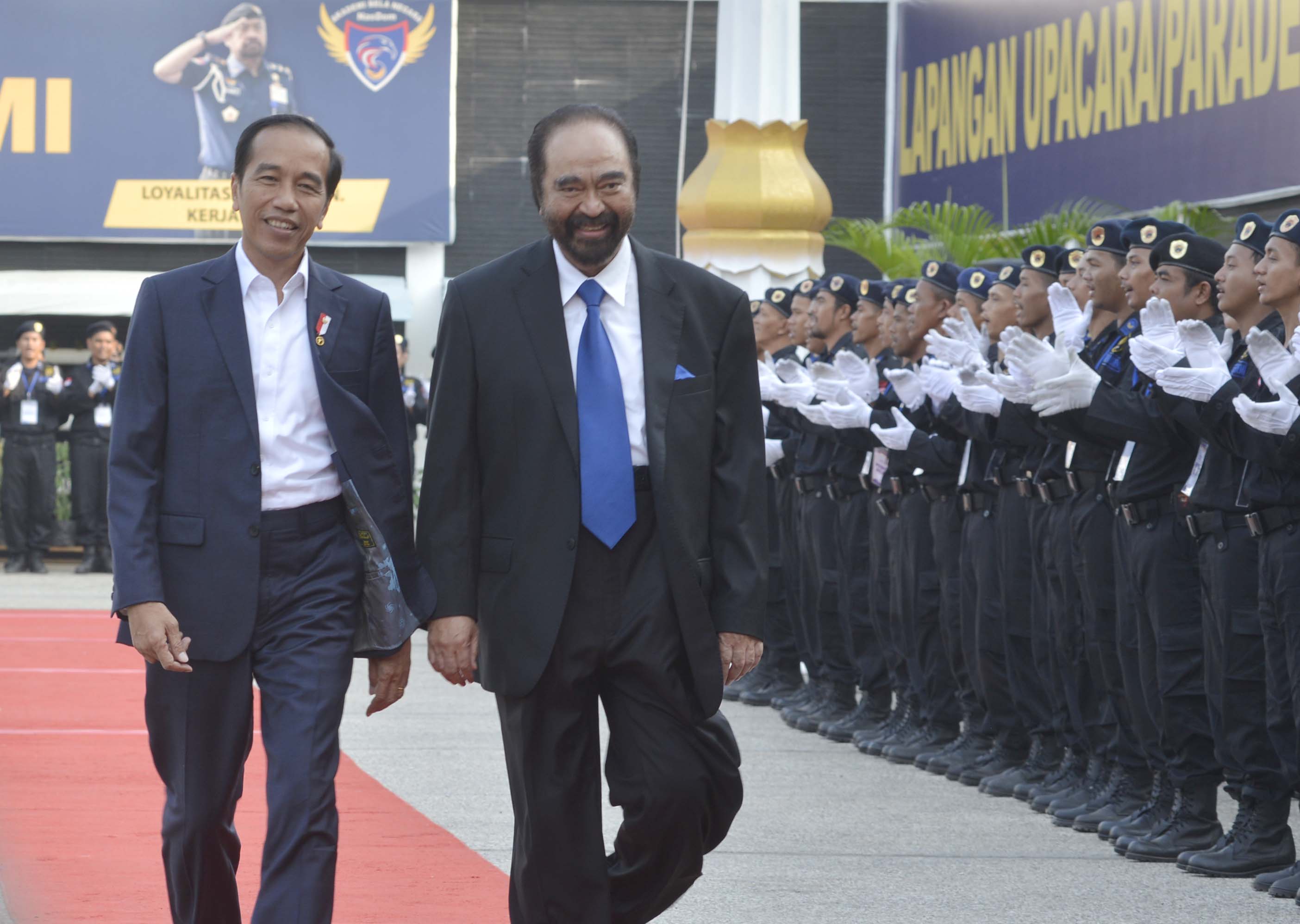 Presiden Joko Widodo (kiri) bersama Ketua Umum Partai NasDem Surya Paloh di pembukaan sekolah legislatif Partai NasDem