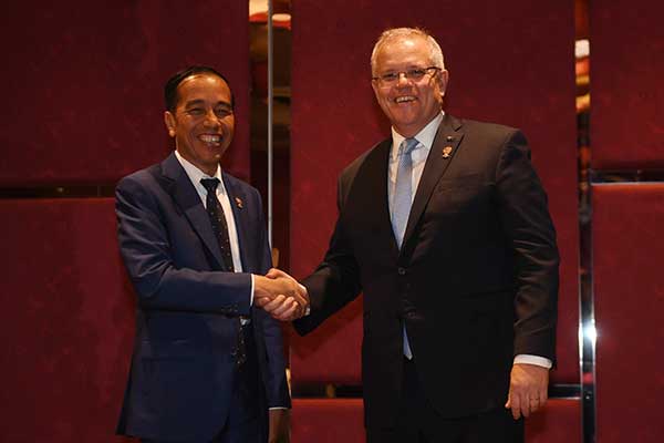 Presiden Joko Widodo (kiri) berjabat tangan dengan Perdana Menteri Australia Scott Morrison