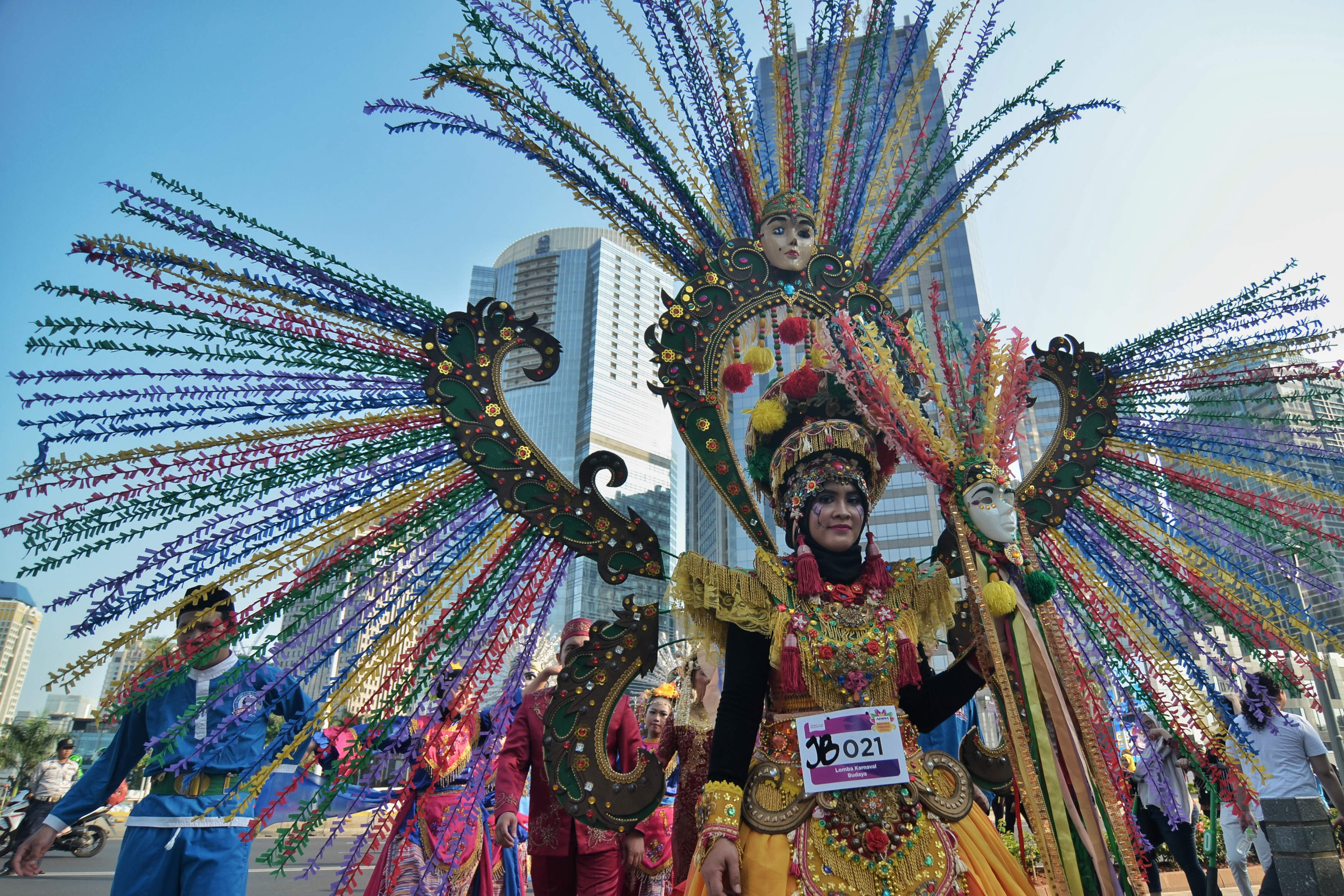 Parade budaya pada puncak acara HUT Adira Finance di Plaza Tenggara Glora Bung Karno, Jakarta, Sabtu (16/11).