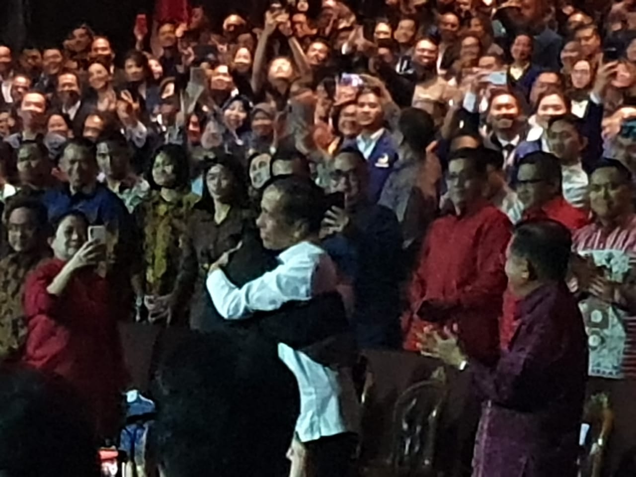 Momen Ketua Umum NasDem Surya Paloh berpelukan dengan Presiden Joko Widodo