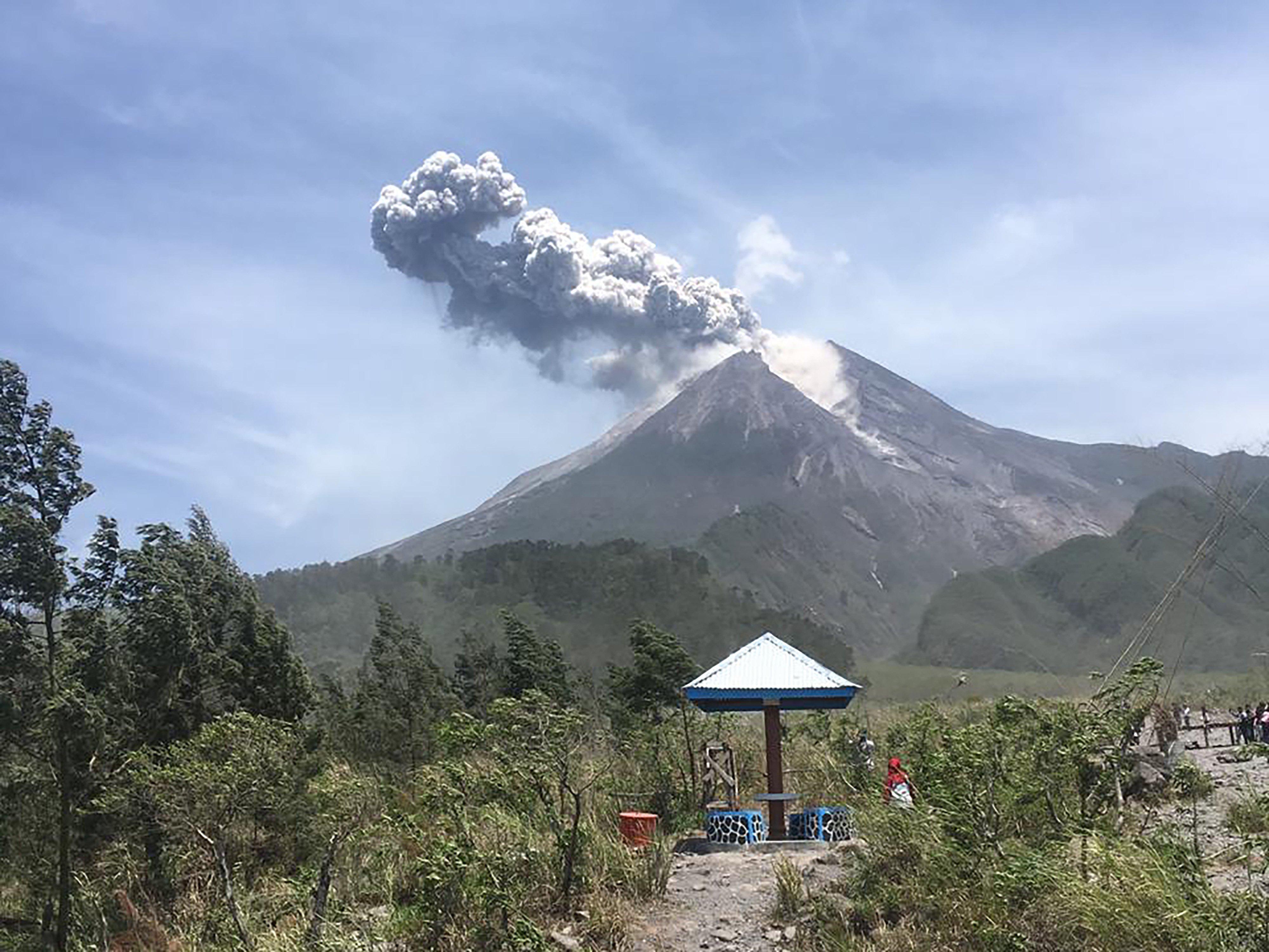  Letusan Gunung Merapi terlihat dari bungker Kaliadem, Cangkringan, Sleman, DI Yogyakarta, Minggu (17/11/2019).