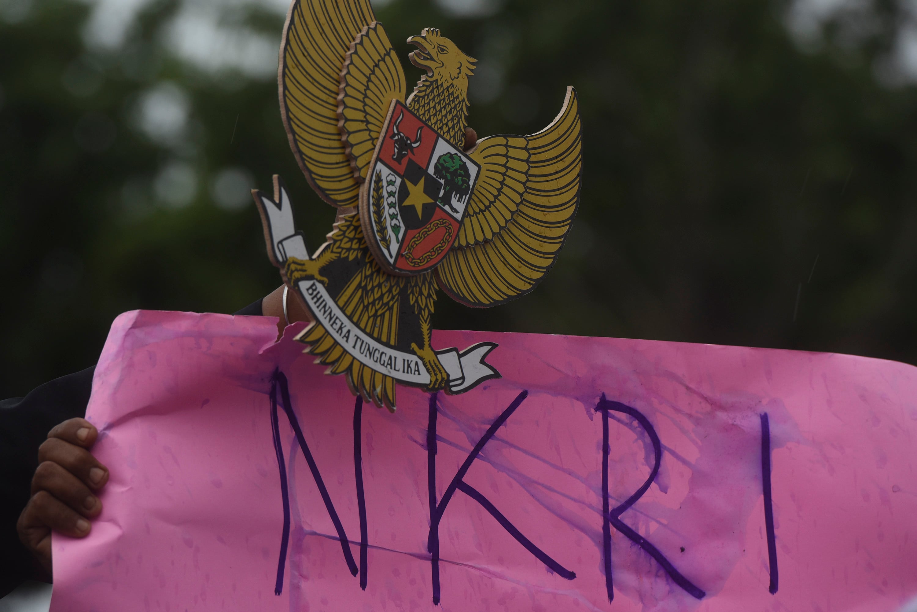 Massa di Surabaya menuntut pembubaran ormas radikal