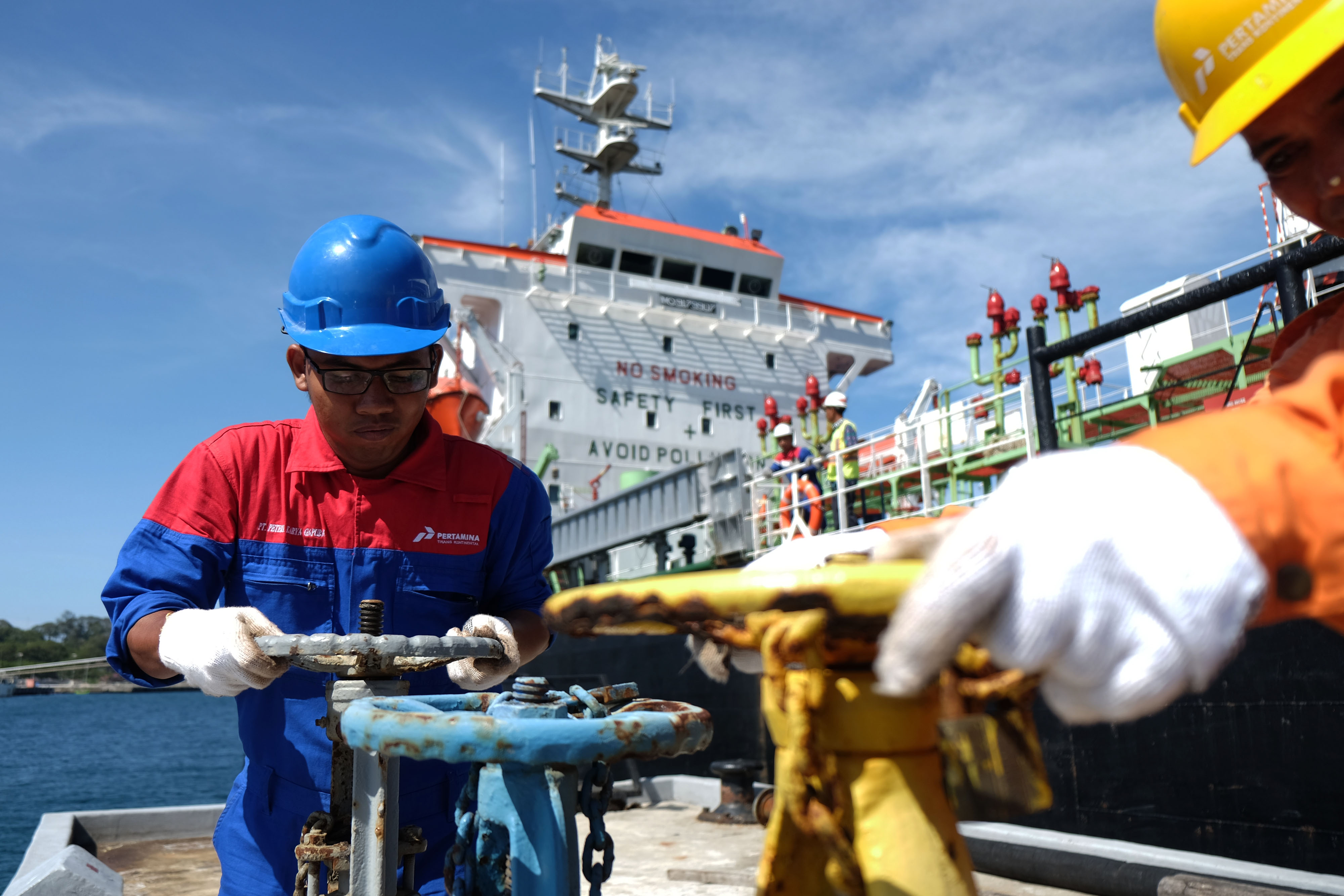 Petugas PT Pertamina (persero) melakukan proses bongkar muat BBM jenis solar di Terminal BBM Sabang, Aceh