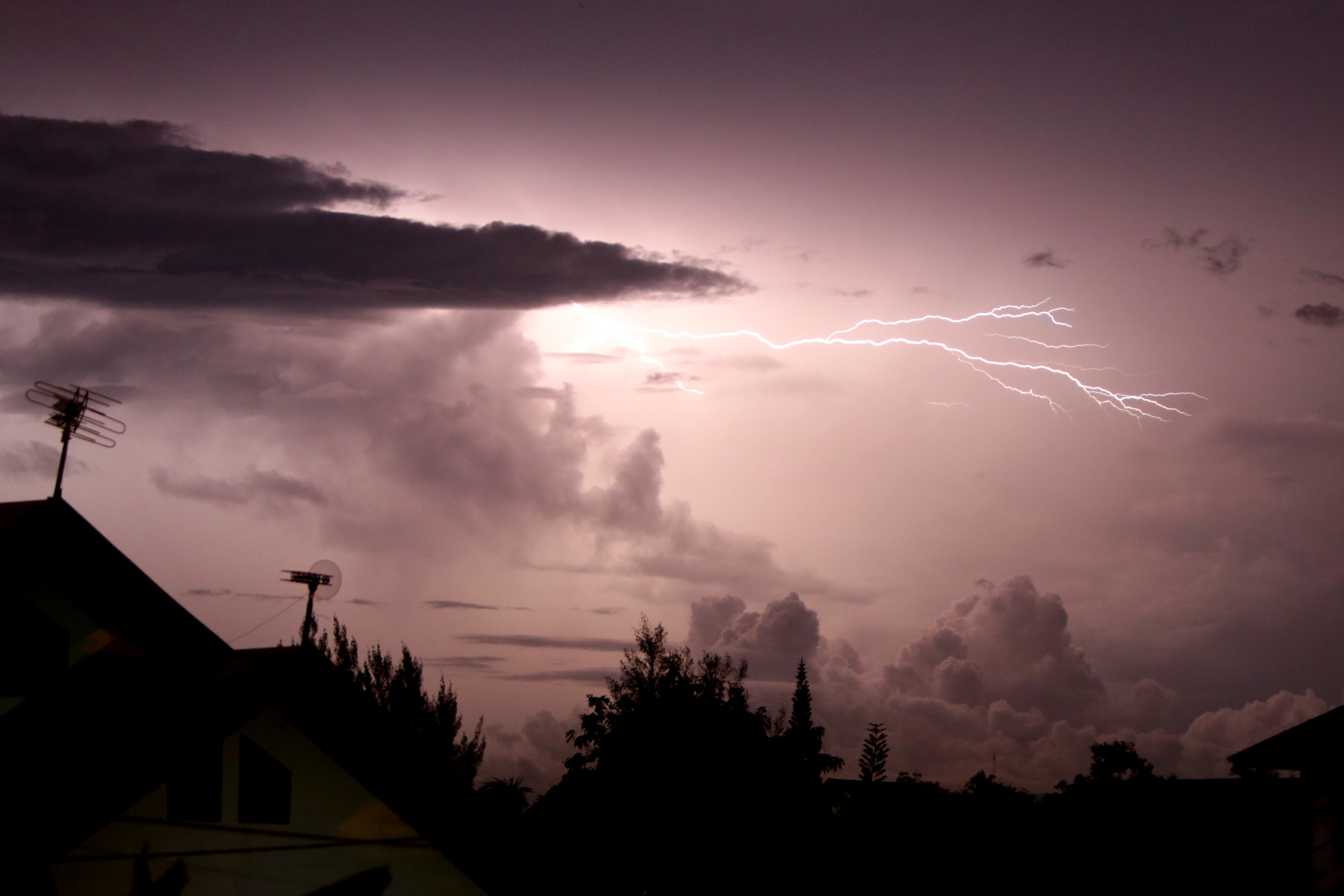 Petir terlihat di langit wilayah Banda Aceh, Aceh, Kamis (4/4/2019).