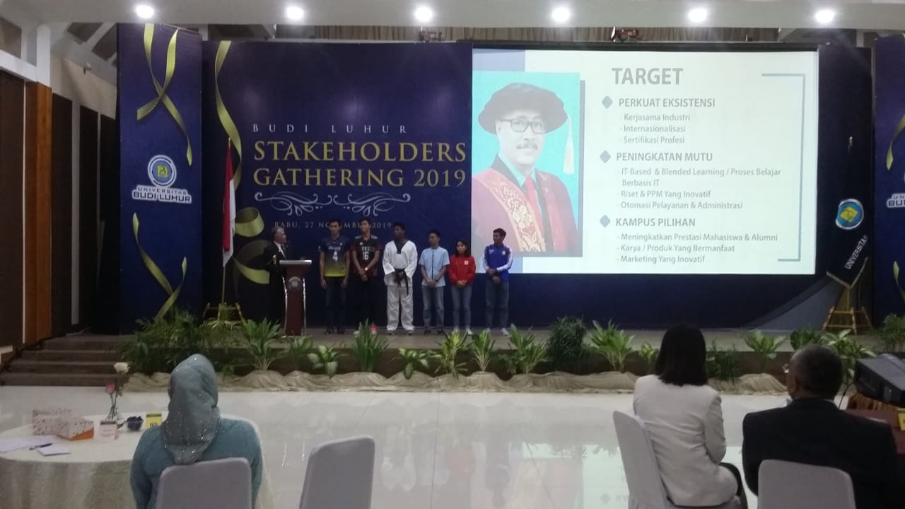 Rektor Universitas Budi Luhur (UBL) memperkenalkan beberapa mahasiswa berprestasi yang menerima beasiswa