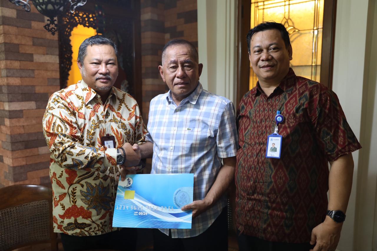 Direktur Operasional Taspen, Ermanza serahkan  manfaat Tabungan Hari Tua (THT) dan Pensiun kepada Jend TNI (Purn) Ryamizard Ryacudu. 