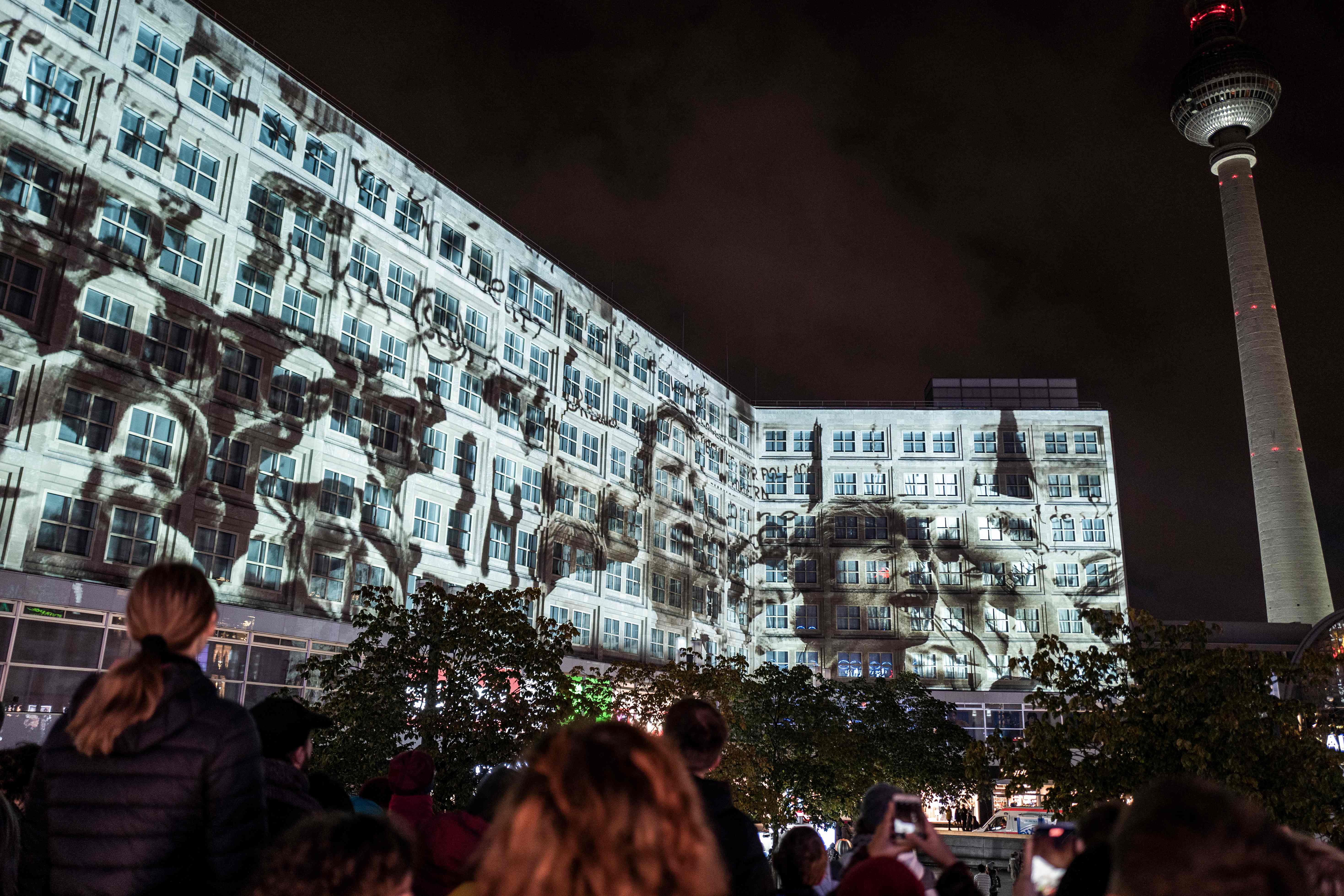 Warga melihat pertunjukan cahaya di Alexanderplatz, Berlin dalam peringatan 30 tahun robohnya Tembok Berlin