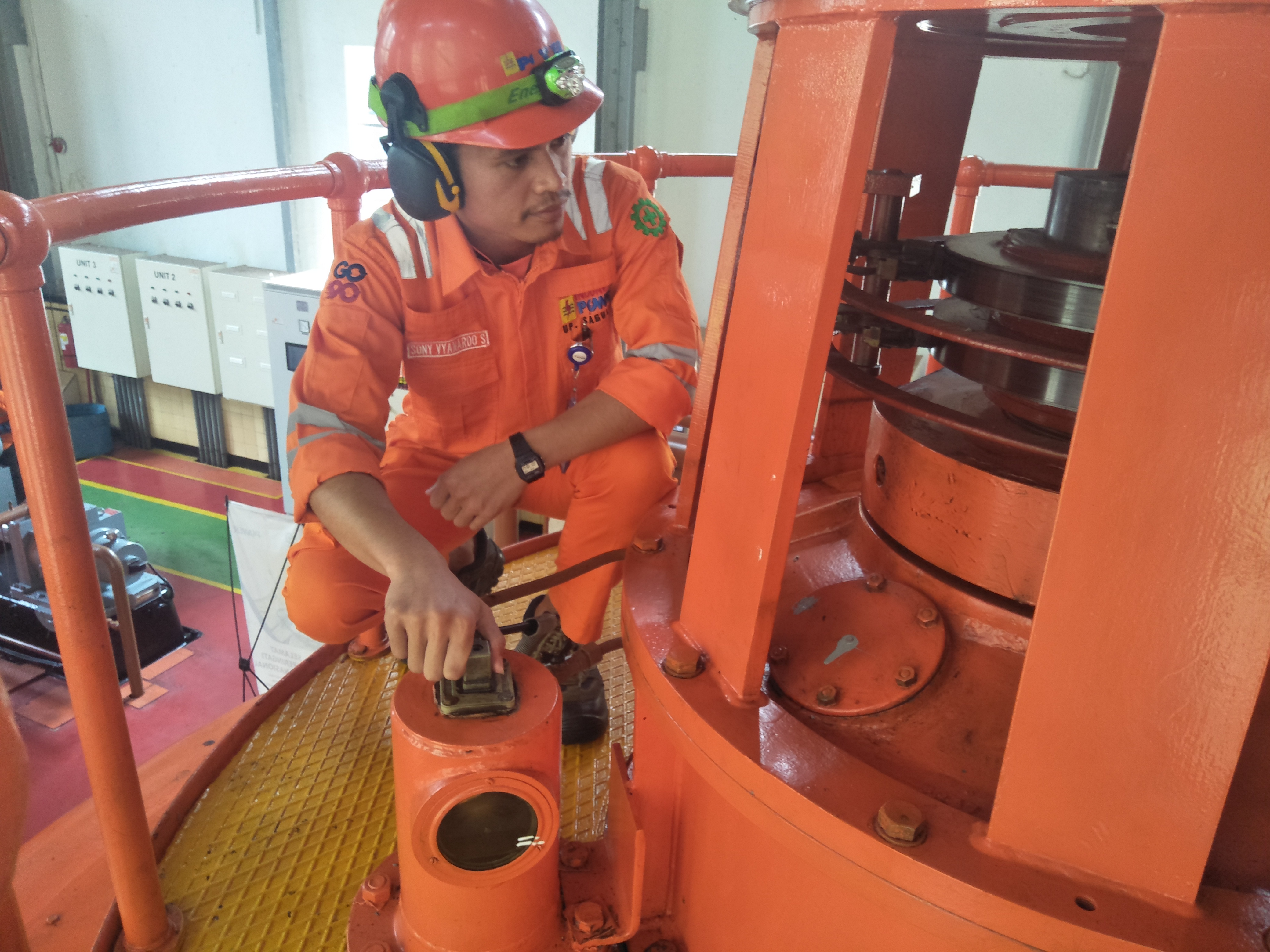 Seorang petugas tengah memperbaiki turbin di PLTA Lamajan di Pangalengan, Kabupaten Bandung, Jawa Barat.