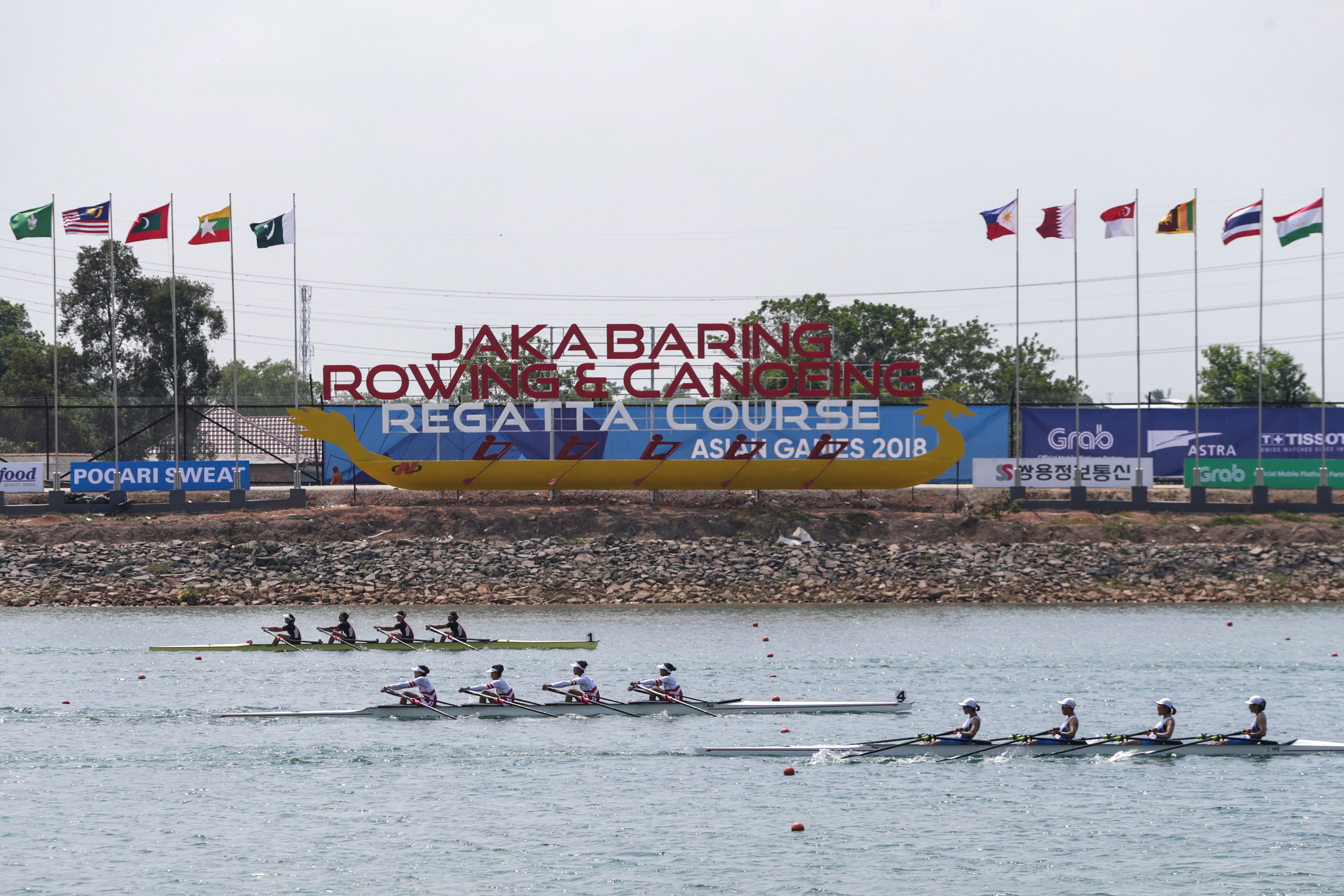 Atlet dayung putri Indonesia (tengah) beradu kecepatan dengan pedayung lainnya di nomor Scull beregu putri di Venue Rowing Jakabaring  