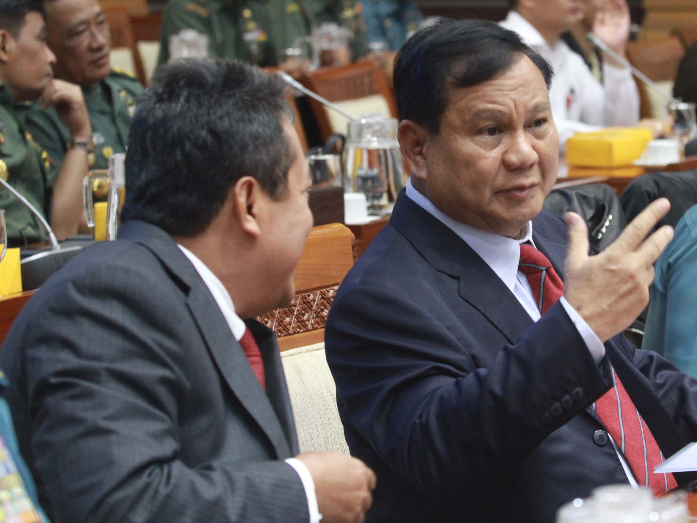  Menteri Pertahanan Prabowo Subianto (kanan) bersama Wakil Menhan Sakti Wahyu Trenggono (kiri) 