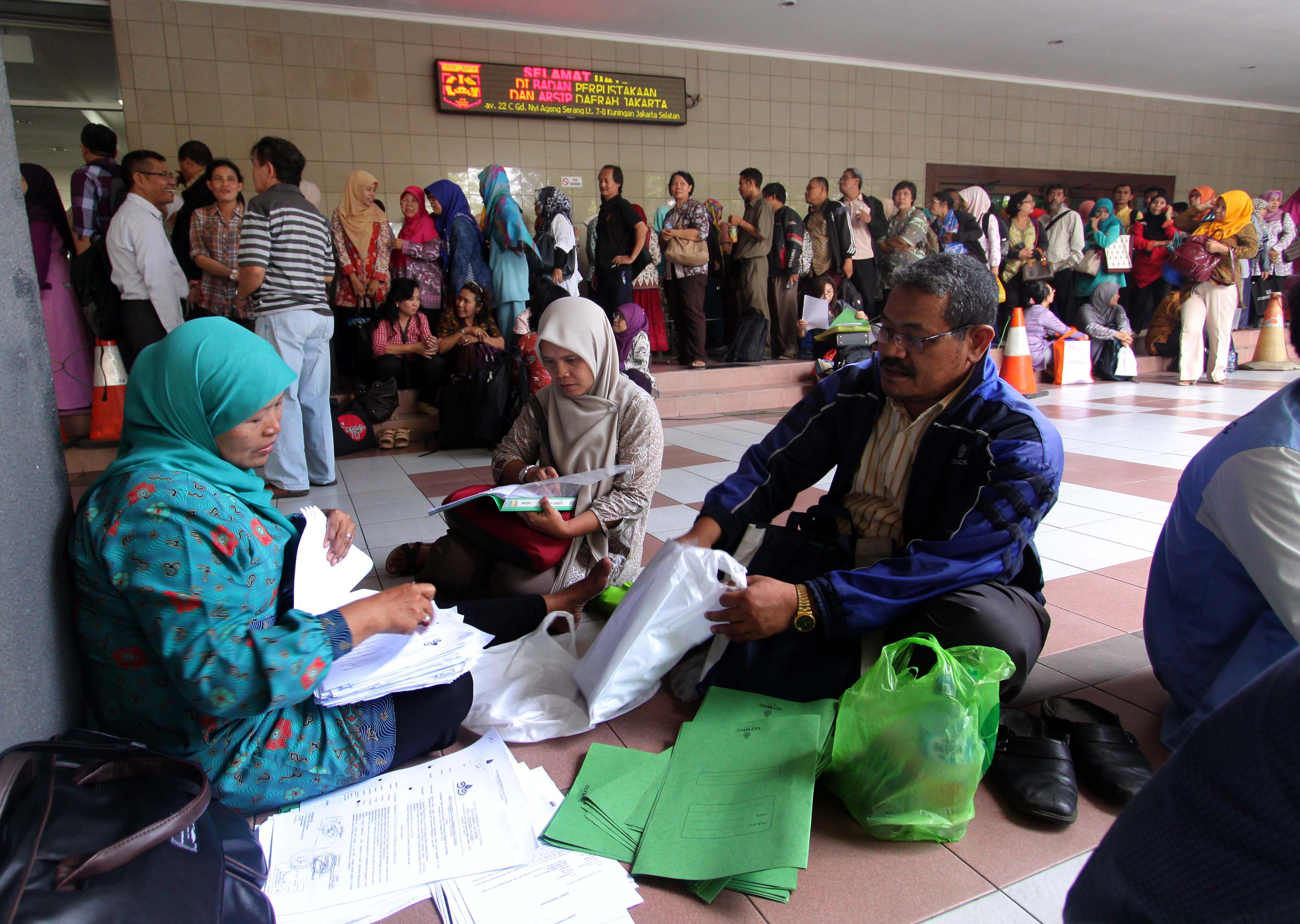 Ribuan guru bantu di DKI Jakarta saat mengantri untuk mendapat kan no seleksi menjadi calon pegawai negeri sipil (CPNS) di Gedung Nyi Ageng