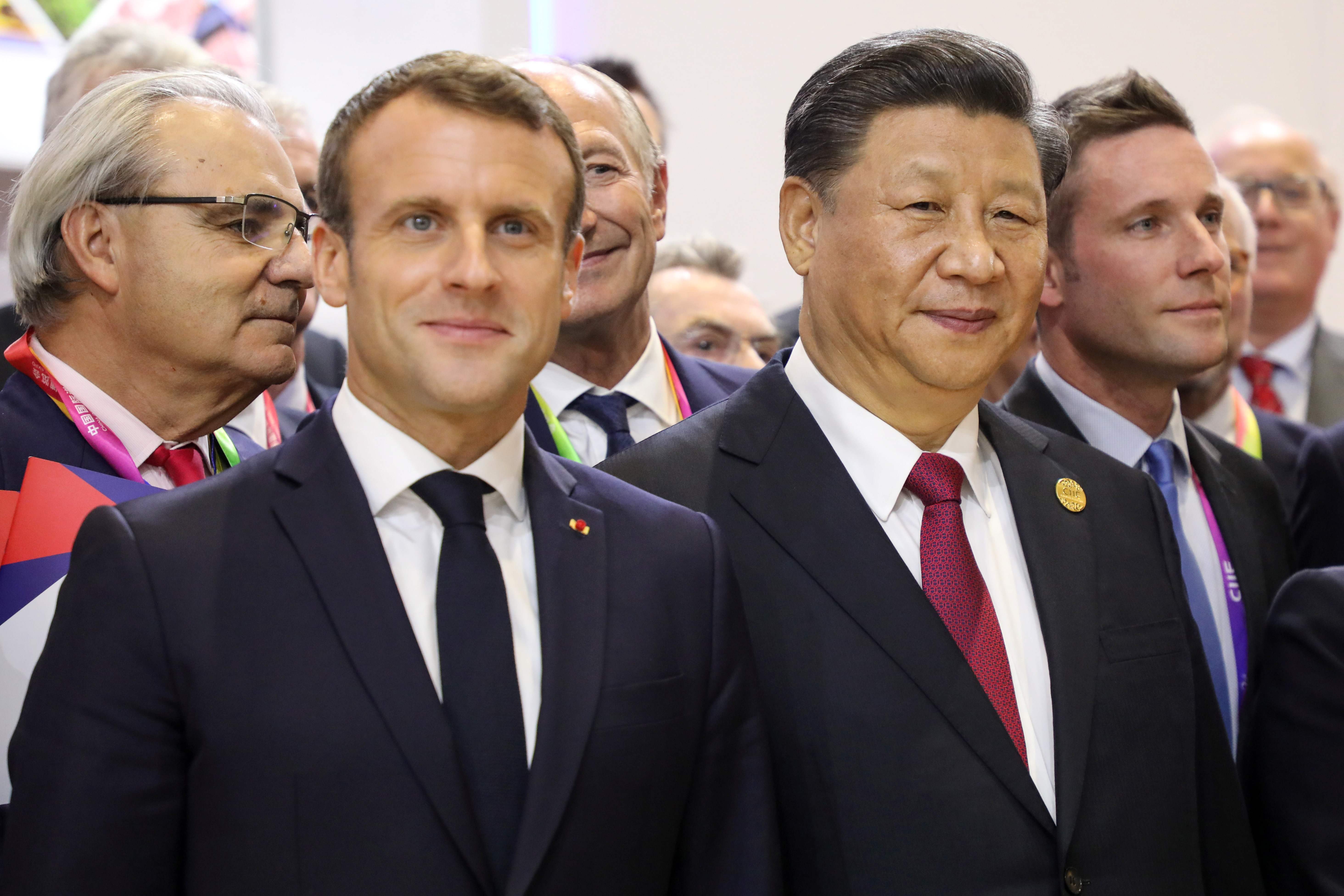 Presiden Tiongkok Xi Jinping (kanan) and Presiden Prancis Emmanuel Macron (kiri)
