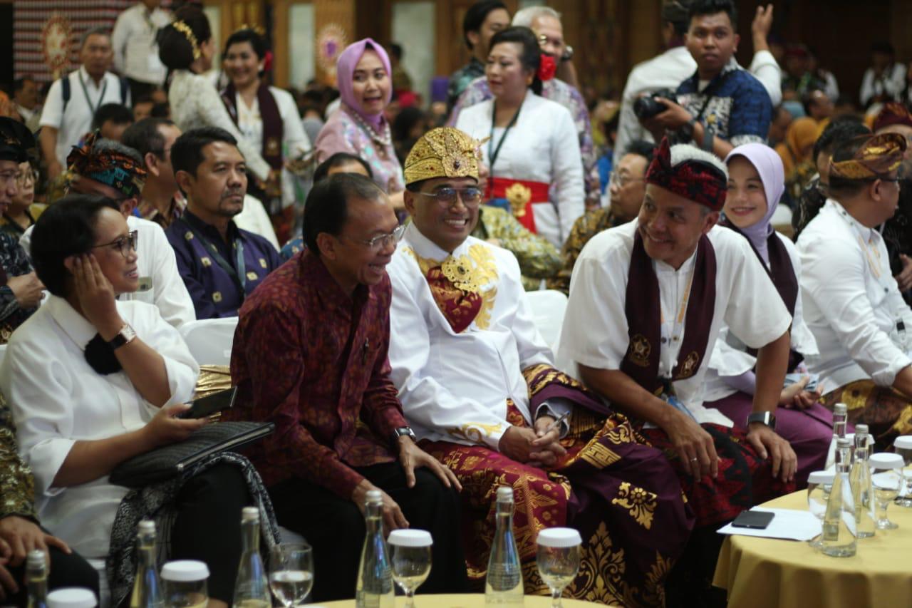 Menteri Perhubungan Budi Karya Sumadi (tiga dari kiri).