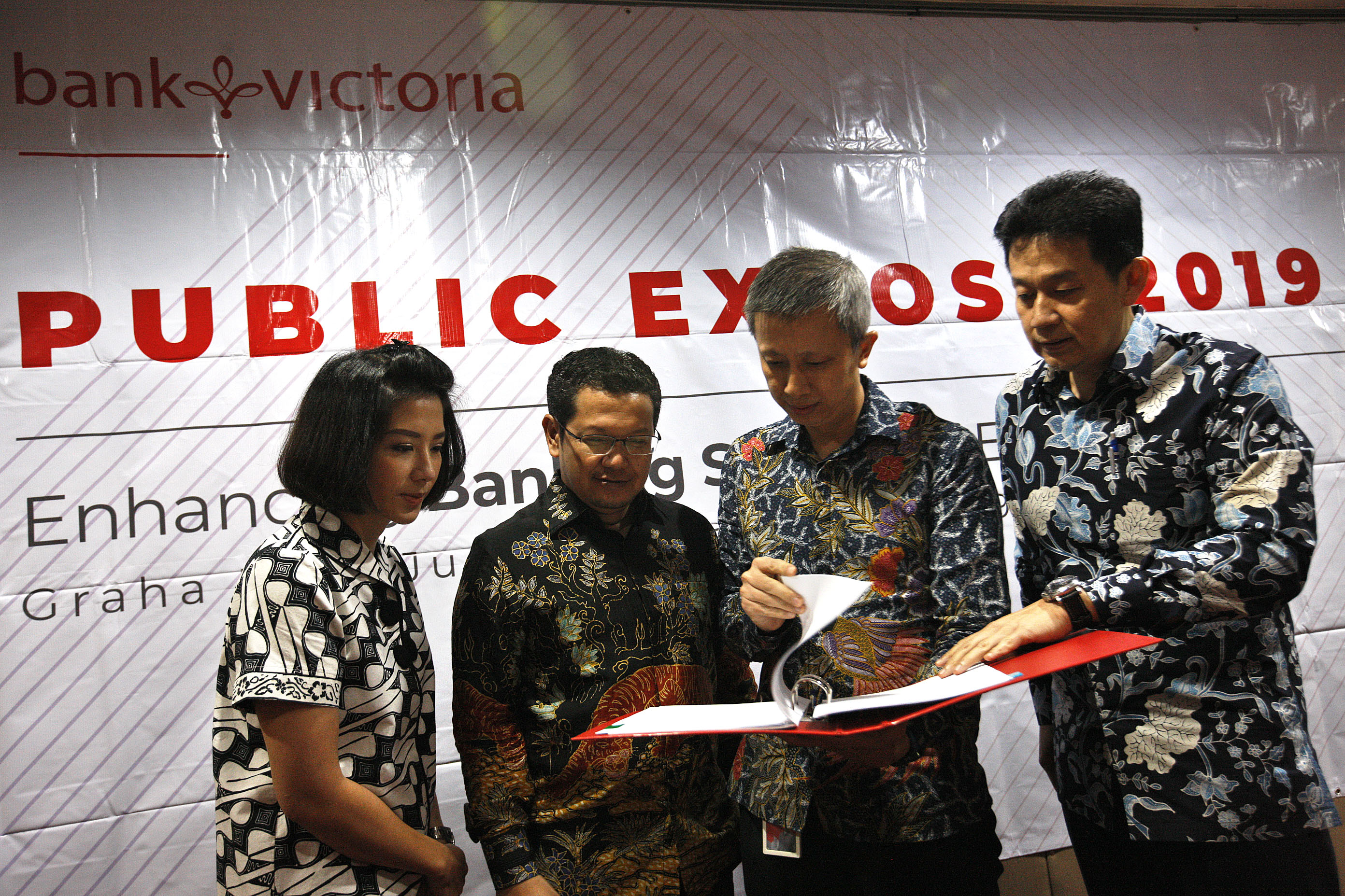 Direktur Utama Bank Victoria Ahmad Fajar (kedua dari kiri) berbincang bersama jajaran direksi dalam paparan publik di Jakarta, kemarin.