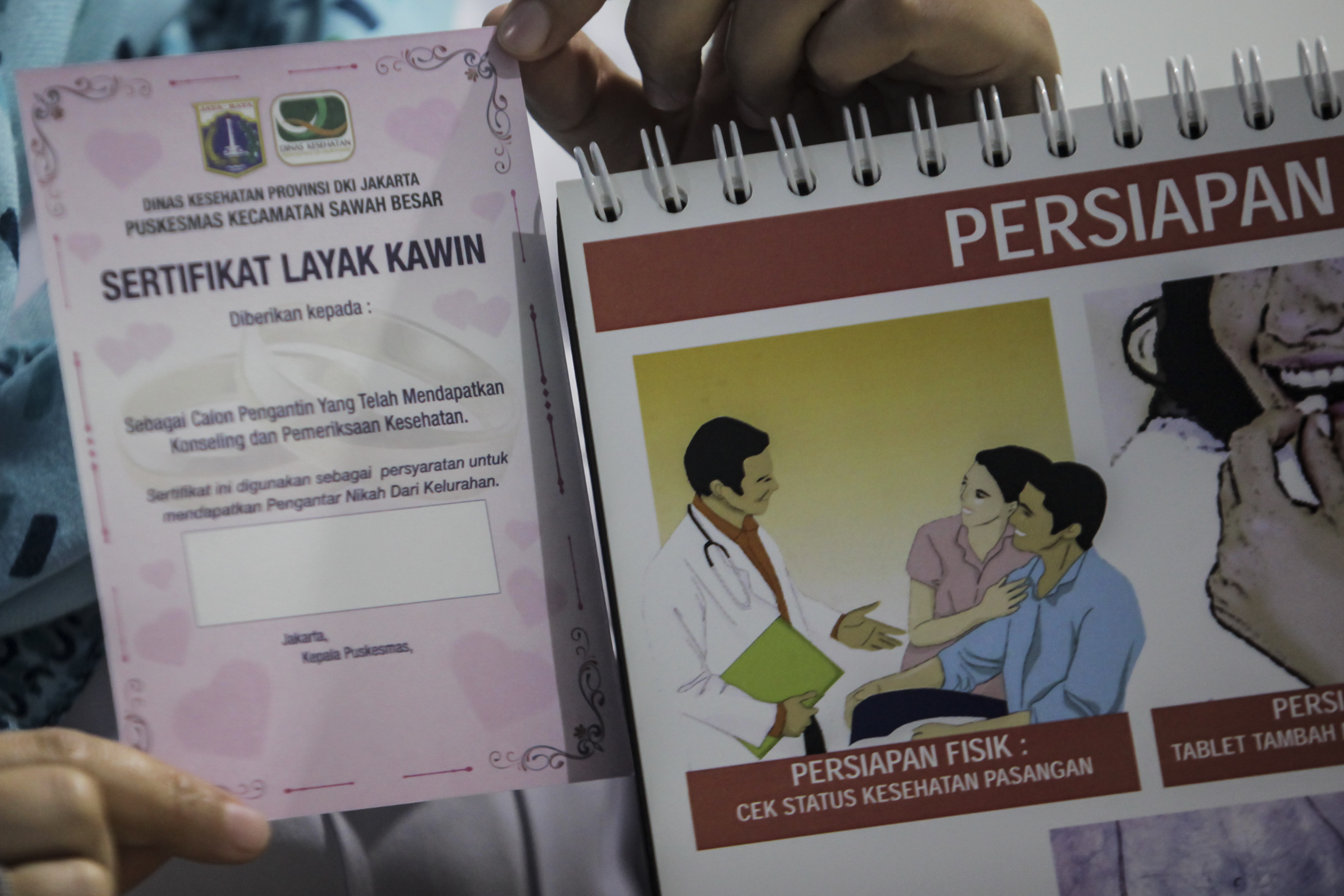  Petugas Puskesmas memberikan konseling dan pemeriksaan kesehatan bagi calon pengantin yang ingin membuat sertifikat layak kawin  
