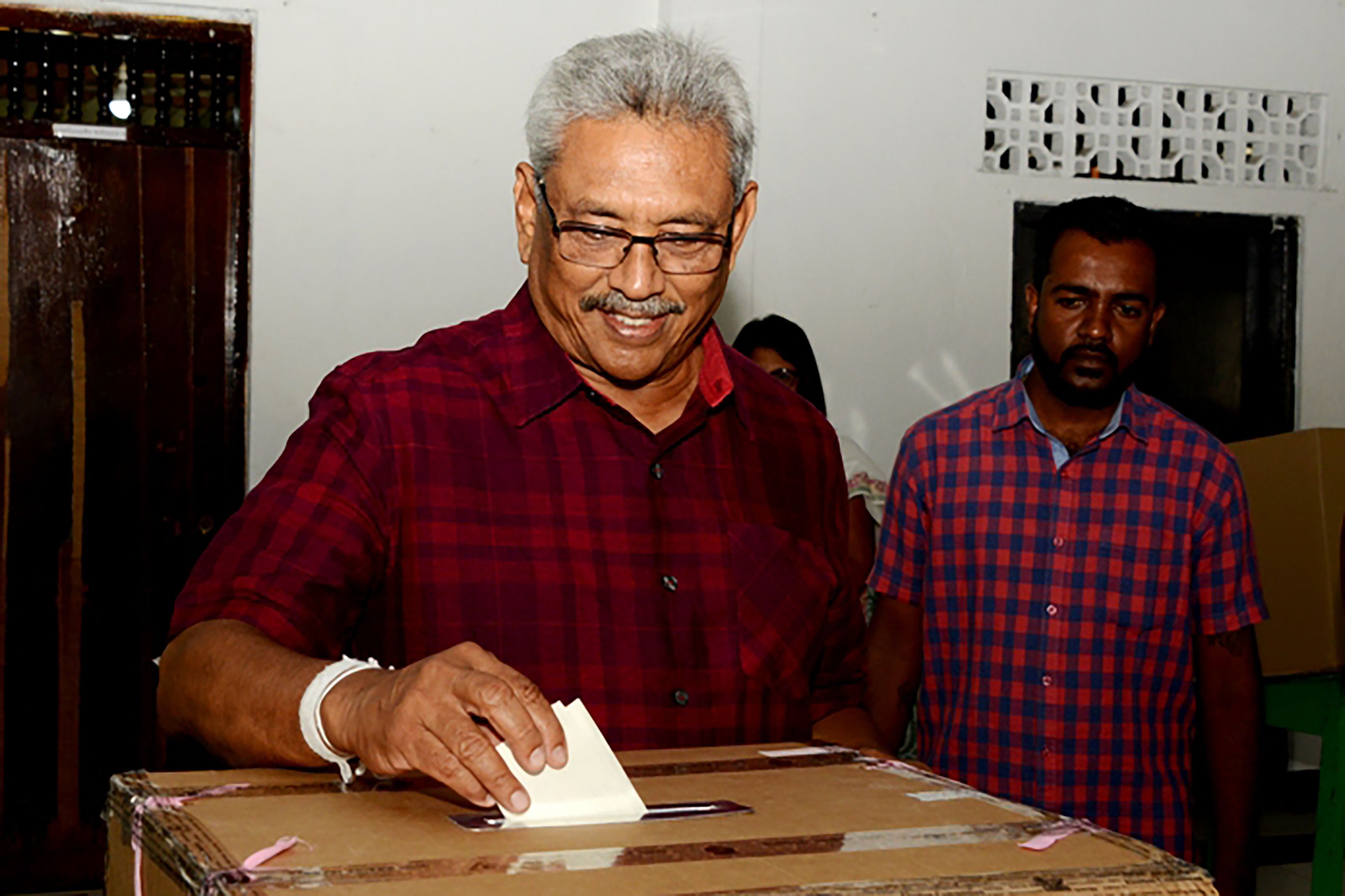 Kandidat Presiden Gotabaya Rajapaksa memberikan suaranya dalam Pilpres Sri Lanka, Sabtu (16/11).