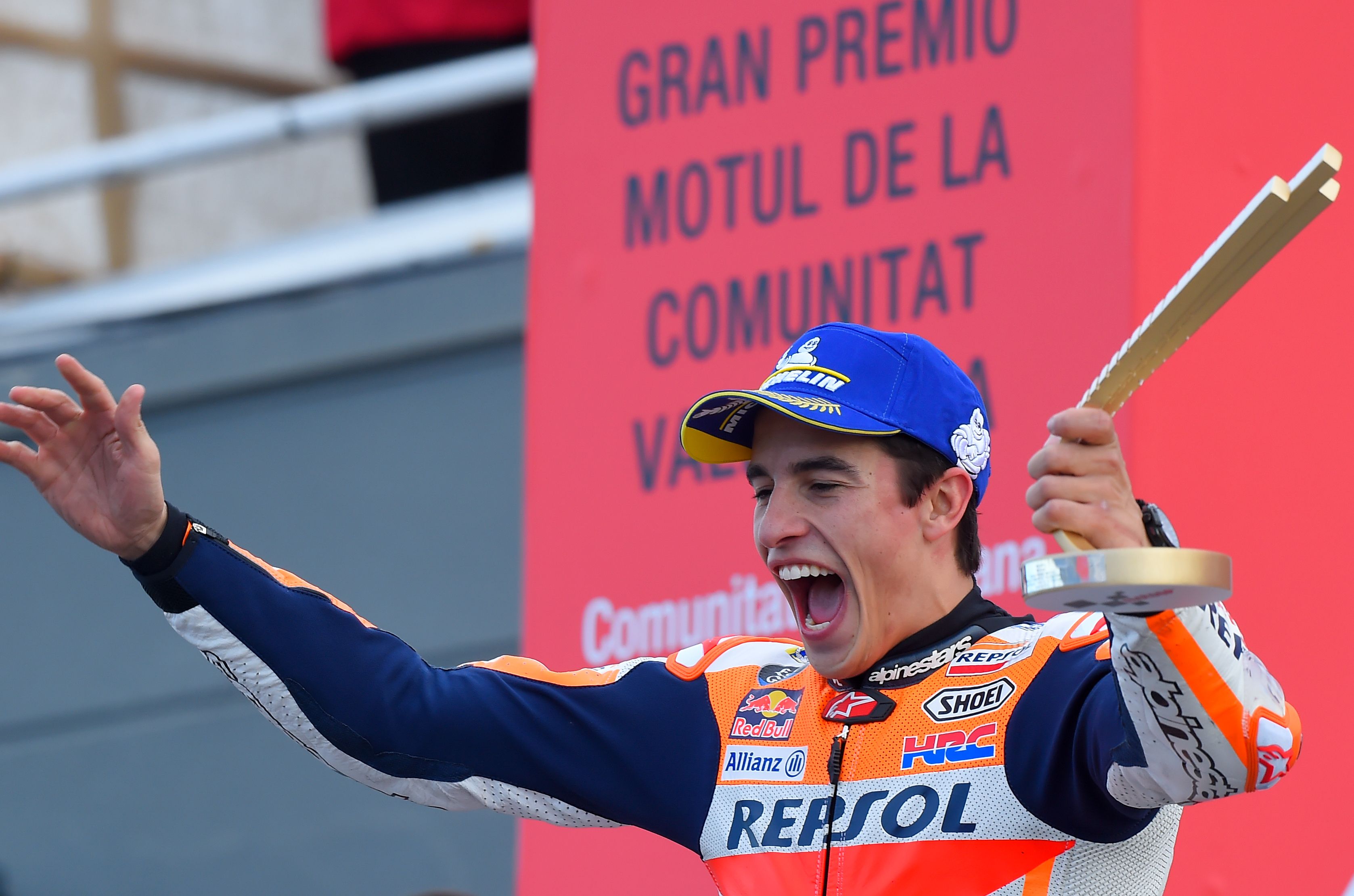 Marc Marquez merayakan kemenangannya di GP Valencia