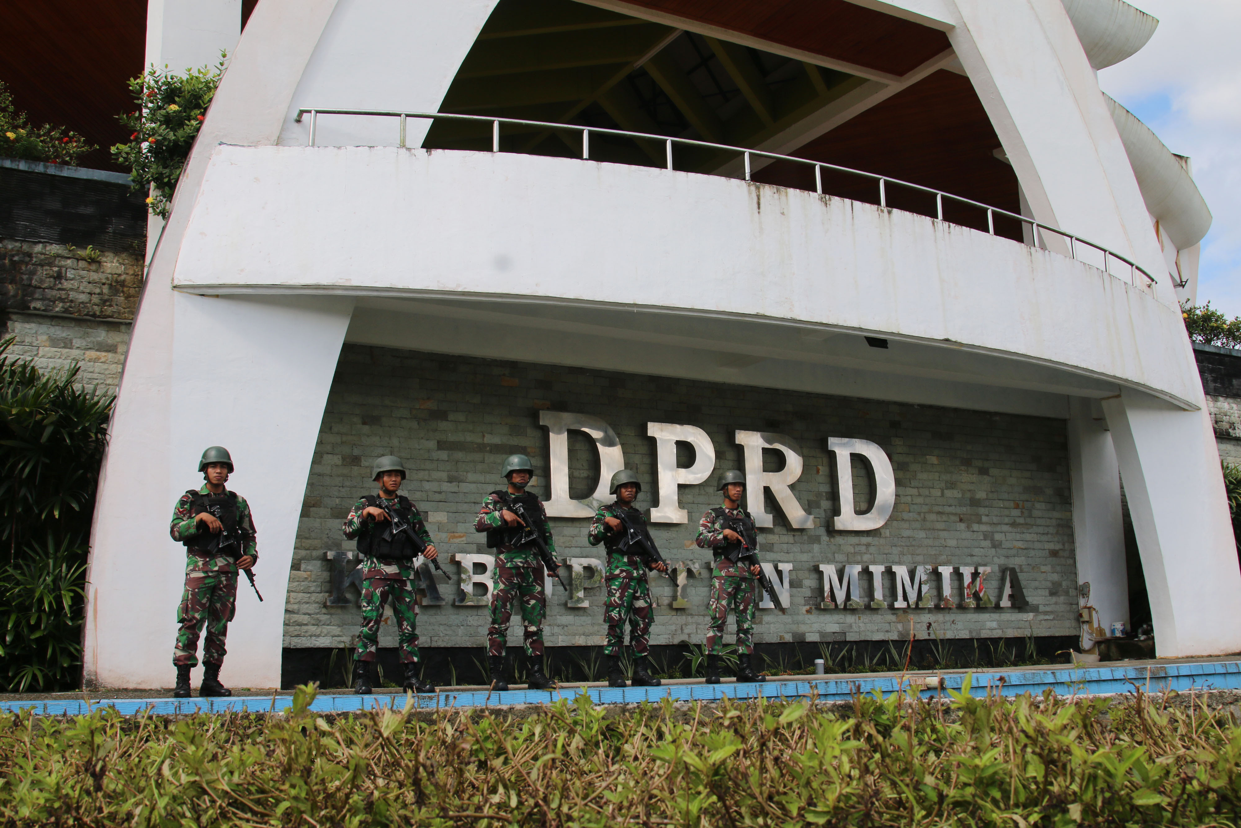 Sejumlah prajurit TNI berjaga di Kompleks Gedung DPRD Mimika, Papua.