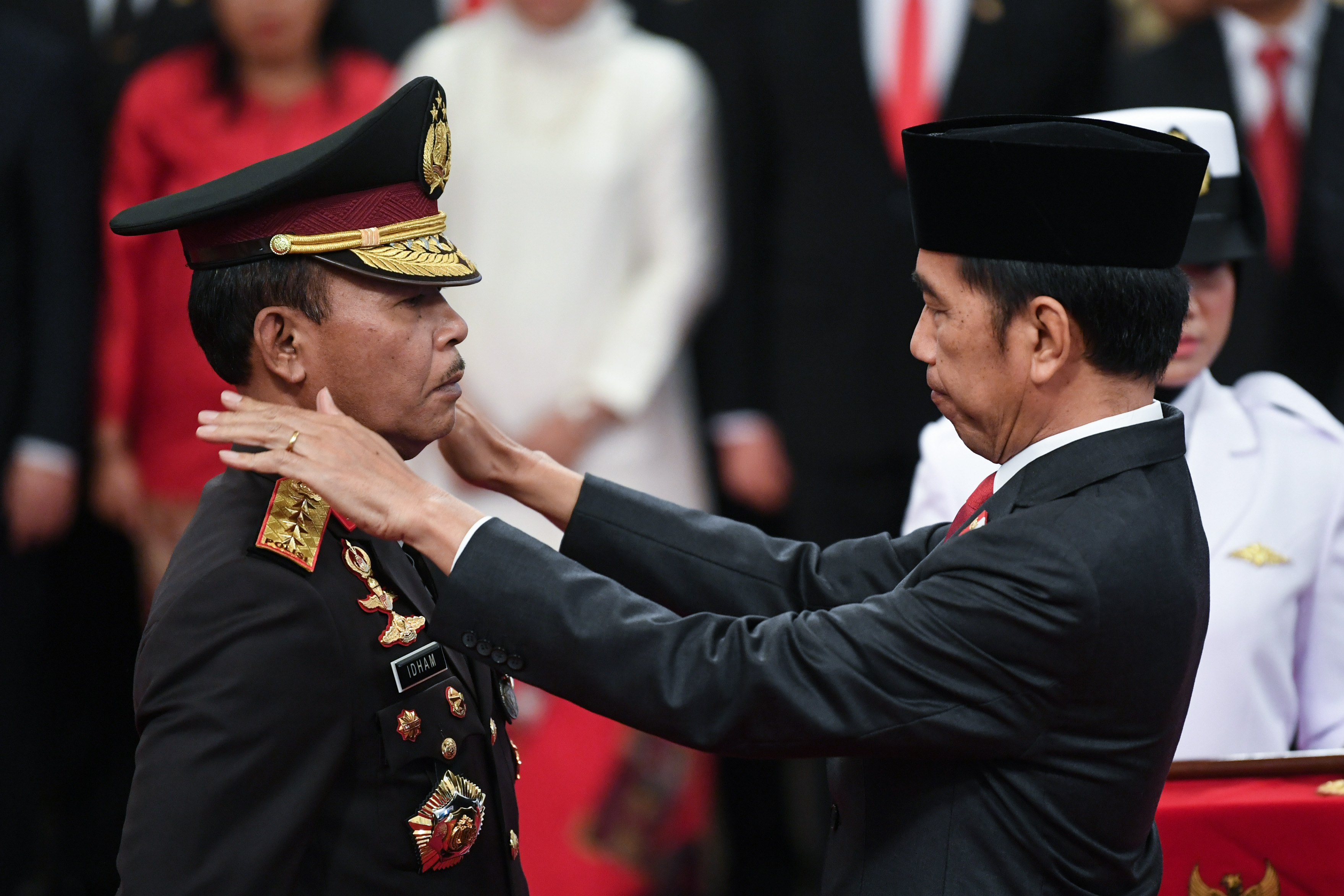 Presiden Joko Widodo (kanan) menyematkan tanda pangkat kepada Kapolri Jenderal Pol Idham Azis saat upacara pelantikan Kapolri