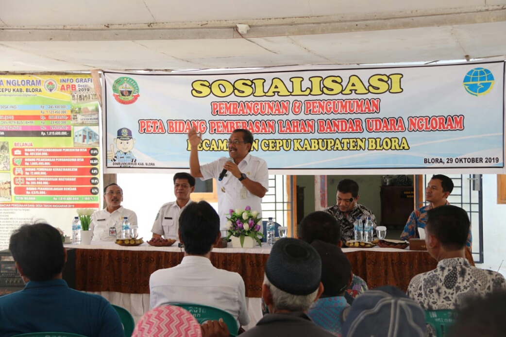 Bupati Blora Djoko Nugroho melakukan sosialisasi pembangunan Bandara Ngloram Oktober lalu. 