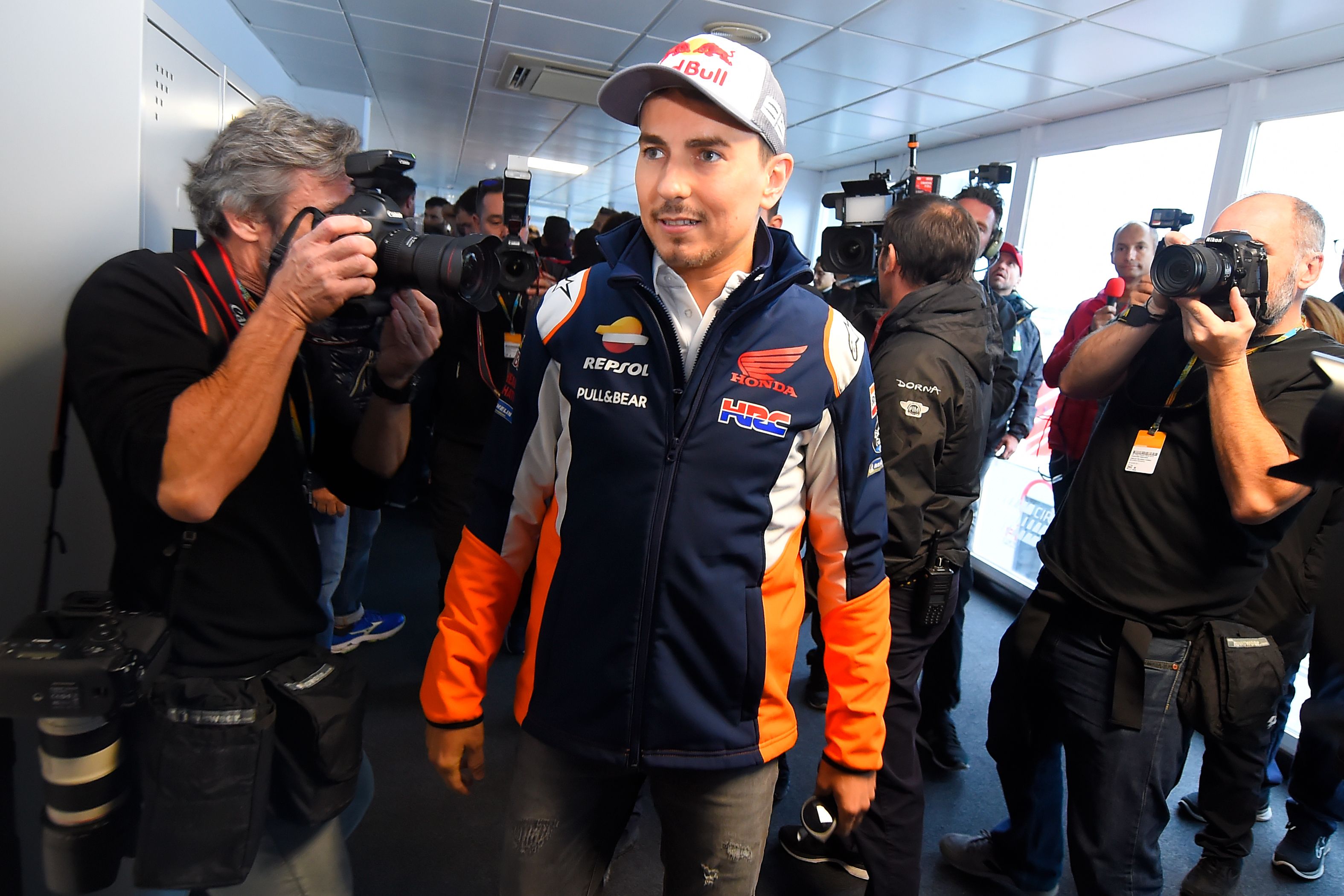 Juara tiga kali MotoGP dan pembalap Repsol Honda Jorge Lorenzo usai konferensi pers tentang keputusannya pensiun dari MotoGP tahun ini. 