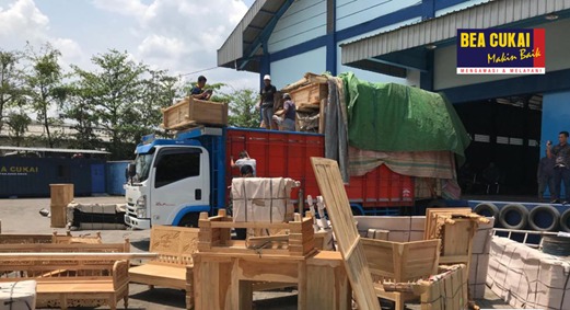 Rokok Ilegal Pakai Tol Laut dan Disembunyikan di Tumpukan Meubel.