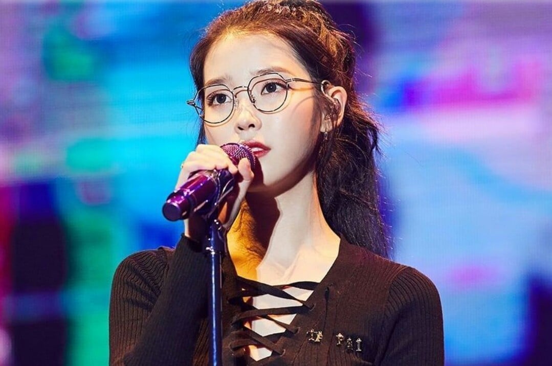 Konser IU di  Gwangju University Universiade Gymnasium pada Sabtu, (2/11) diwarnai insiden dikeluarkan paksa sejumlah penonton.