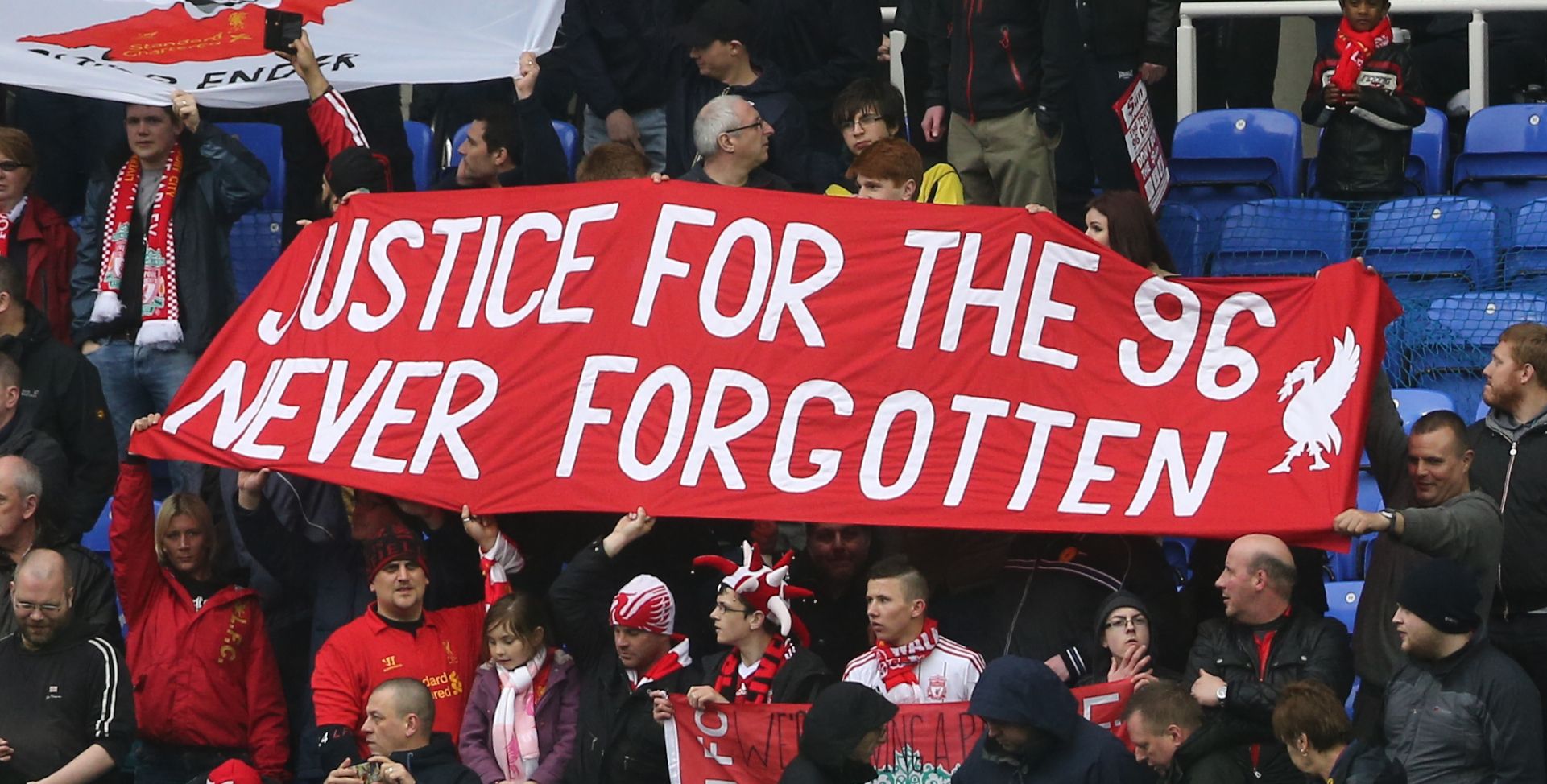 Pendukung Liverpool membawa spanduk mengenang 96 orang yang tewas dalam tragedi Hillsborough