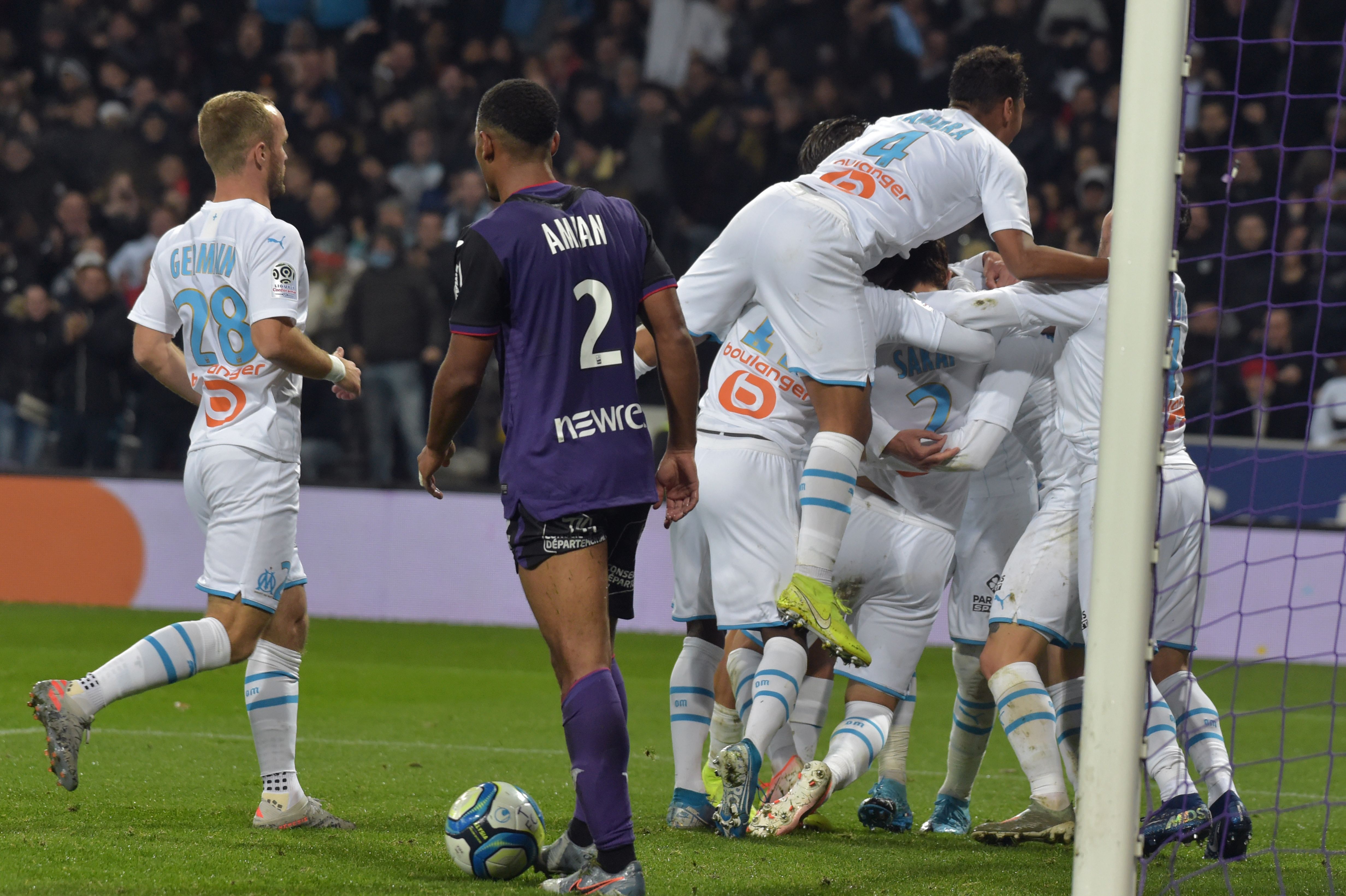 Para pemain Marseille merayakan gol yang dicetak Dario Benedetto ke gawang Toulouse