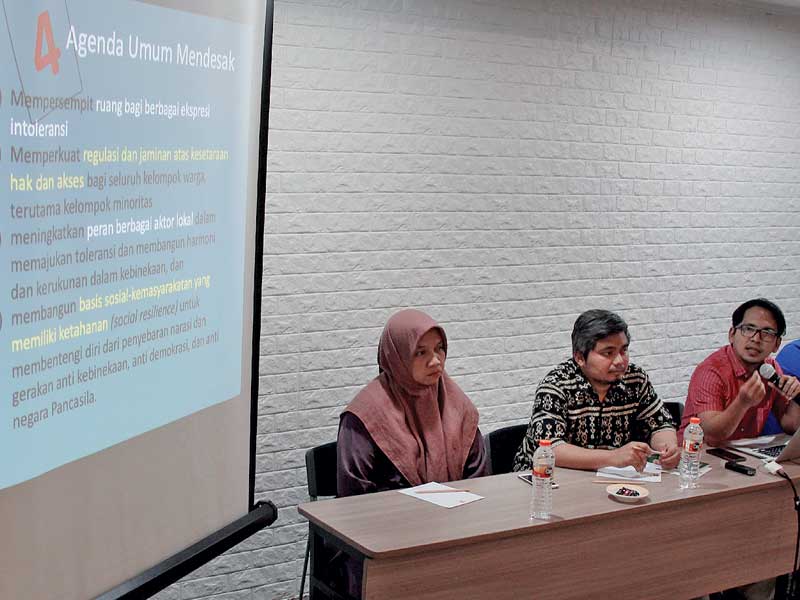 (Dari kiri) Aktivis Masyarakat Sipil Aceh Norma Manalu, Ketua FKUB Kota Bogor Hasbulloh, dan Direktur Riset Setara Institute Halili.